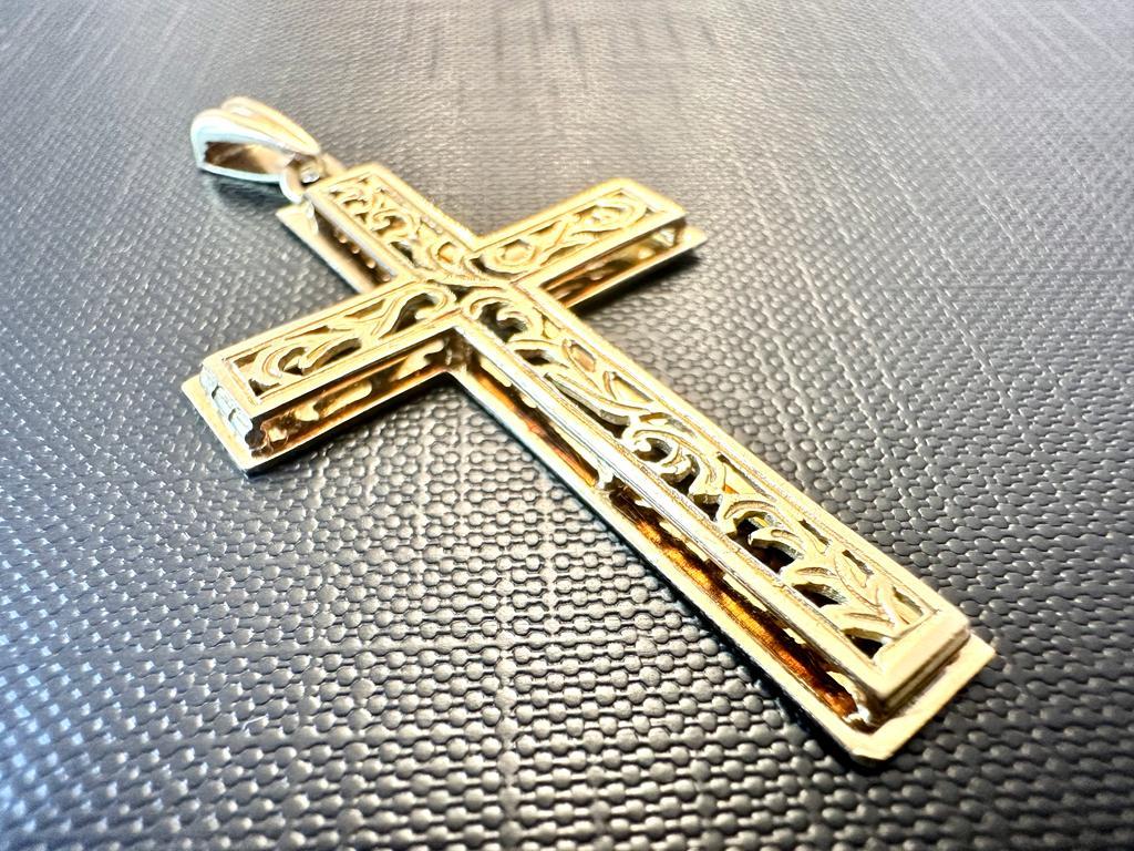 Offenes Art-Déco-Kreuz aus 18 Karat Gelbgold mit Dekoration für Damen oder Herren im Angebot