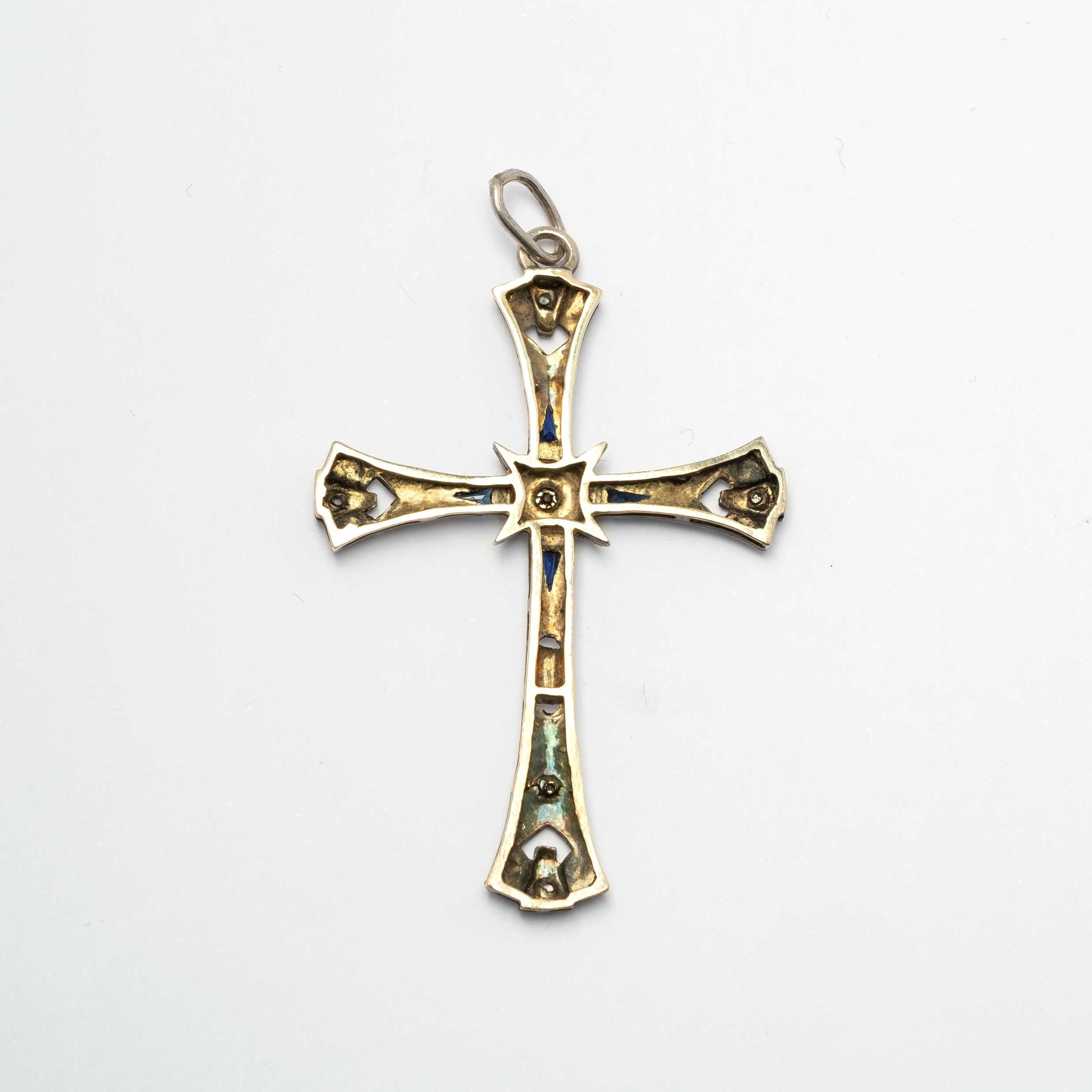 Pendentif en forme de croix Art déco (période des années 1930, A.C.), finement réalisé et gravé à la main, serti dans de l'or bicolore avec des diamants taillés en rose et des saphirs calibrés.

Faits marquants :
- Art Deco 1930s c.a.
- Fabriqué et
