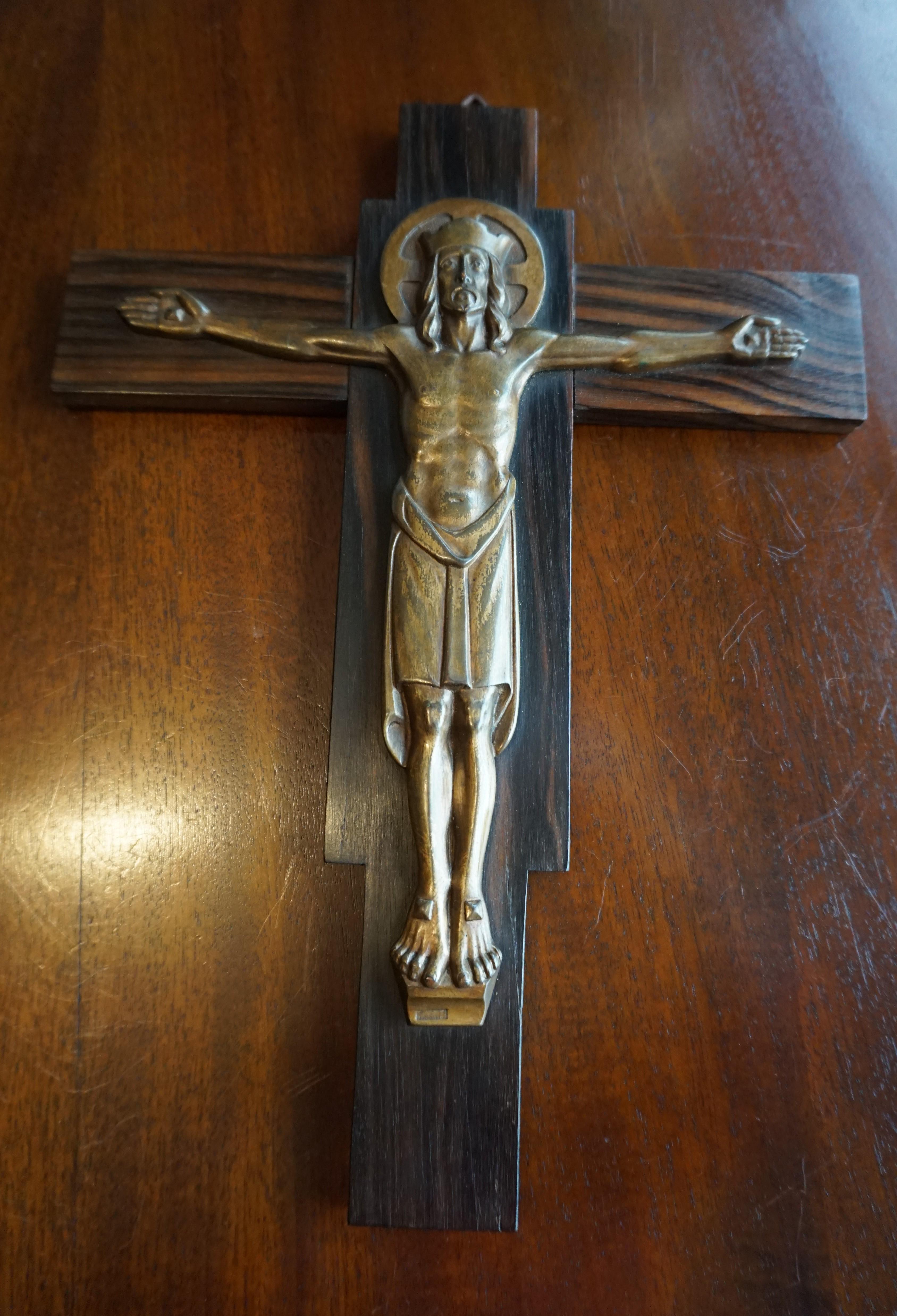 Crucifix Art Déco représentant Jésus en bronze couronné sur une croix en bois de Coromandel 2