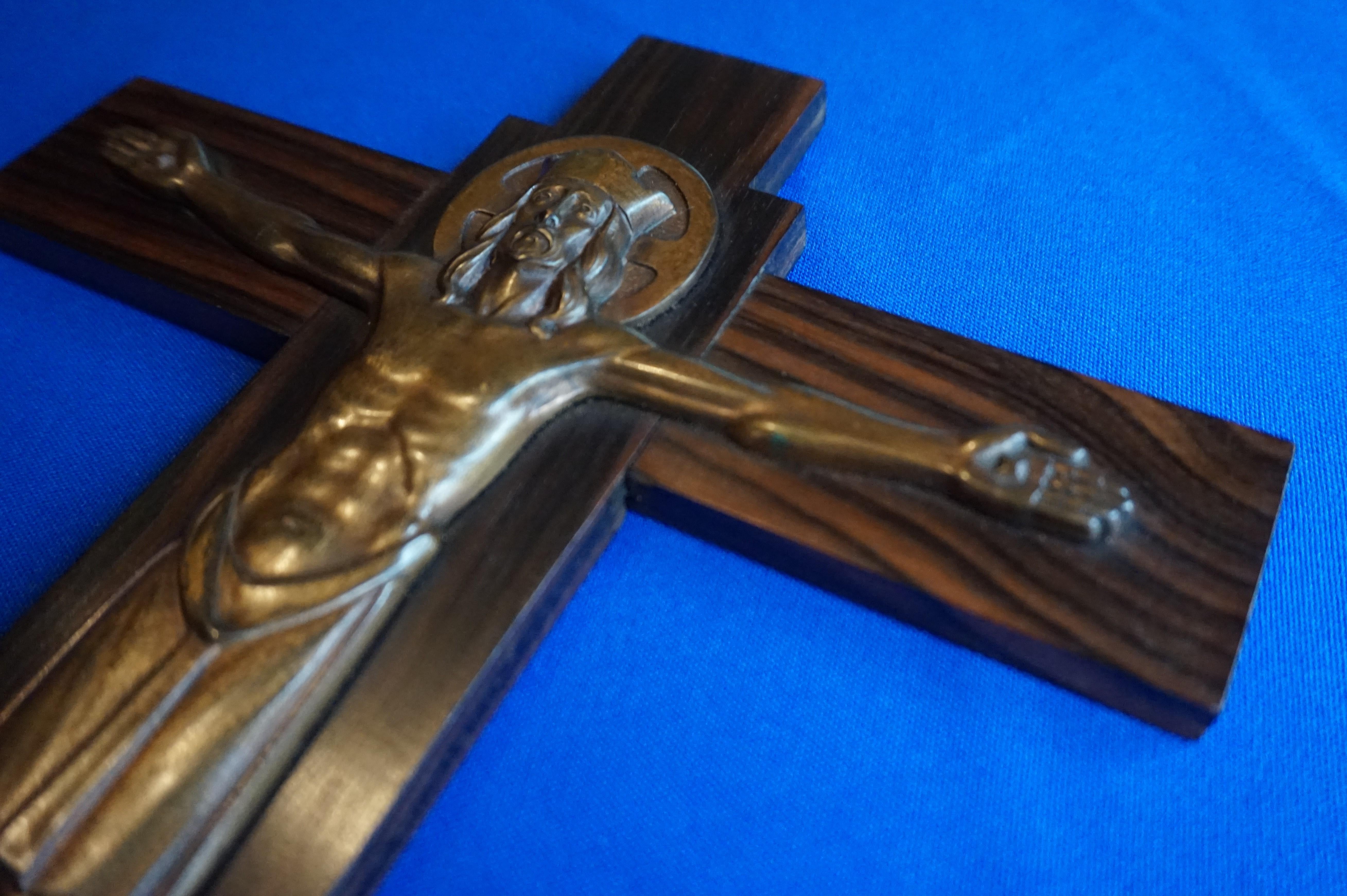 Crucifix Art Déco représentant Jésus en bronze couronné sur une croix en bois de Coromandel en vente 3