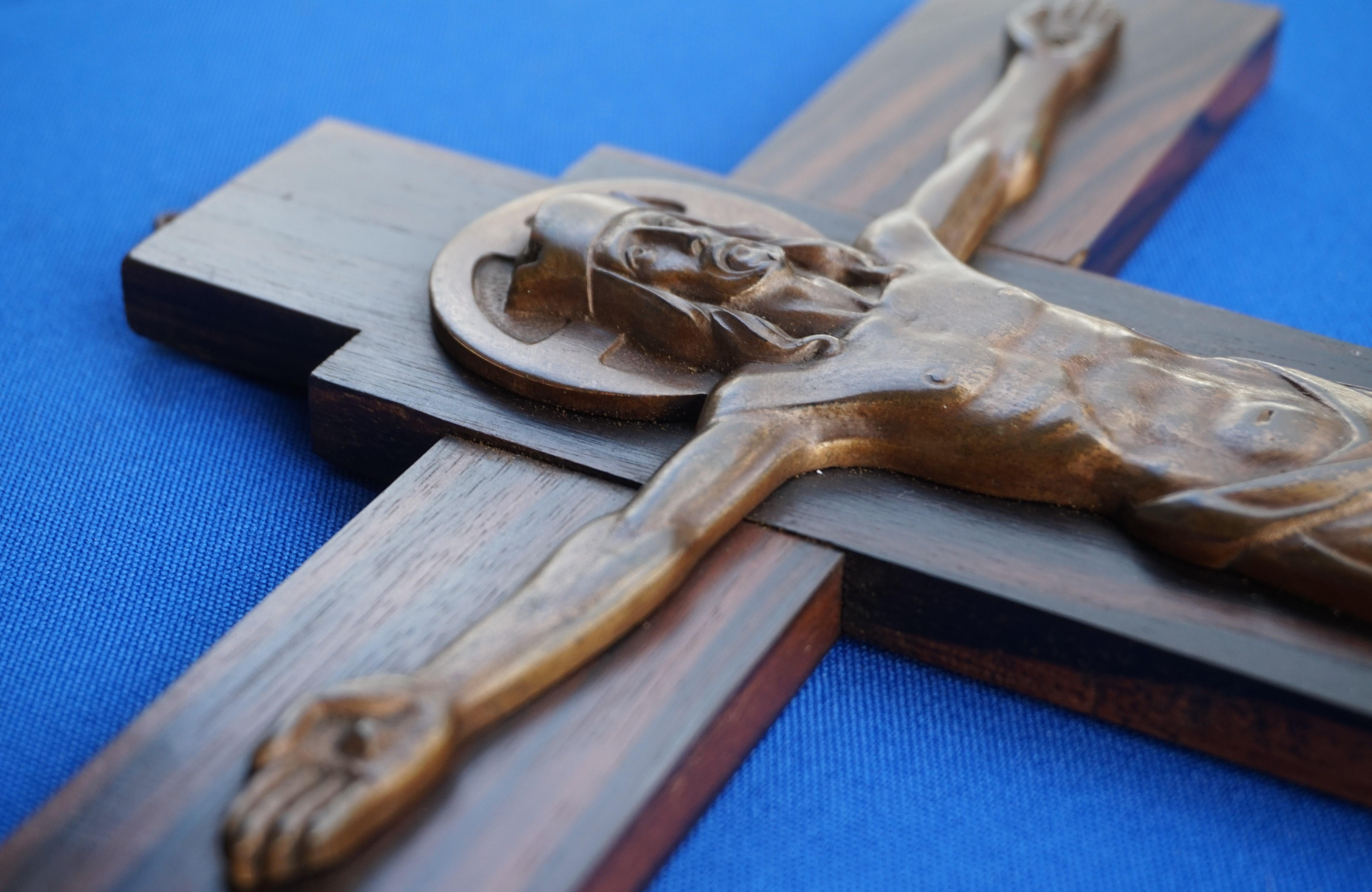 Crucifix Art Déco représentant Jésus en bronze couronné sur une croix en bois de Coromandel en vente 4