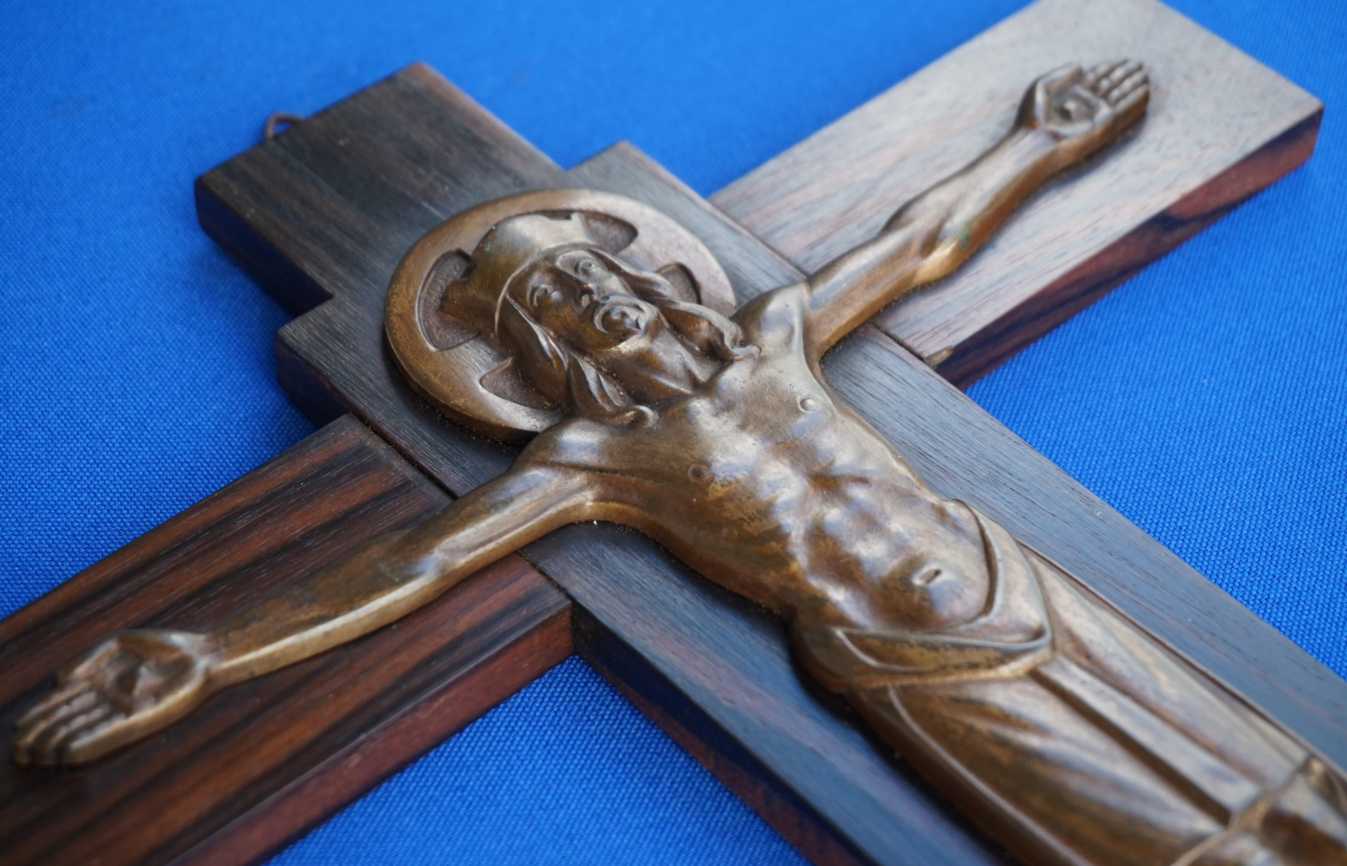 Art déco Crucifix Art Déco représentant Jésus en bronze couronné sur une croix en bois de Coromandel