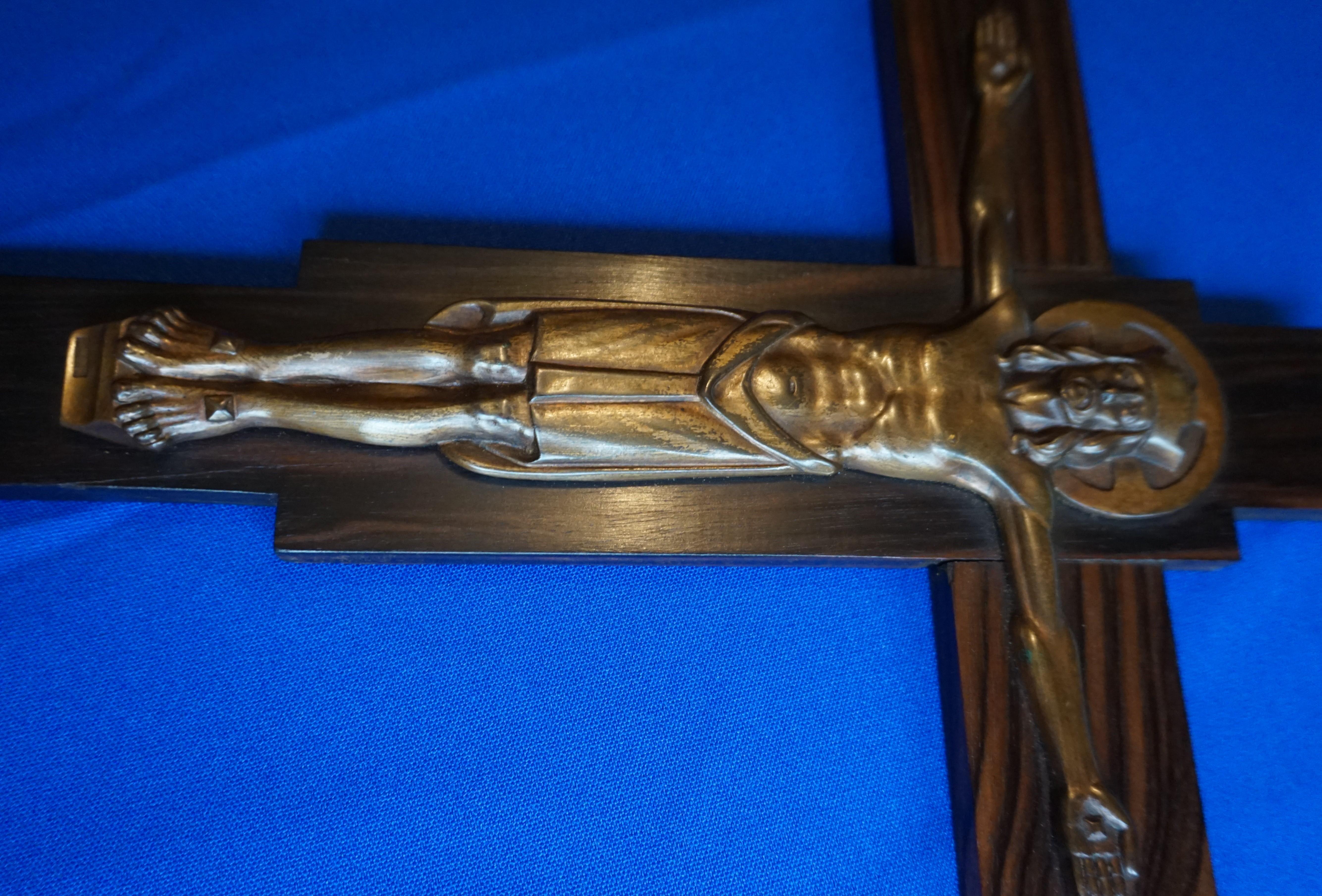 Art-Déco-Kreuz, das ein gekröntes Jesus aus Bronze auf einem coromandelförmigen Holzkreuz darstellt im Zustand „Hervorragend“ im Angebot in Lisse, NL