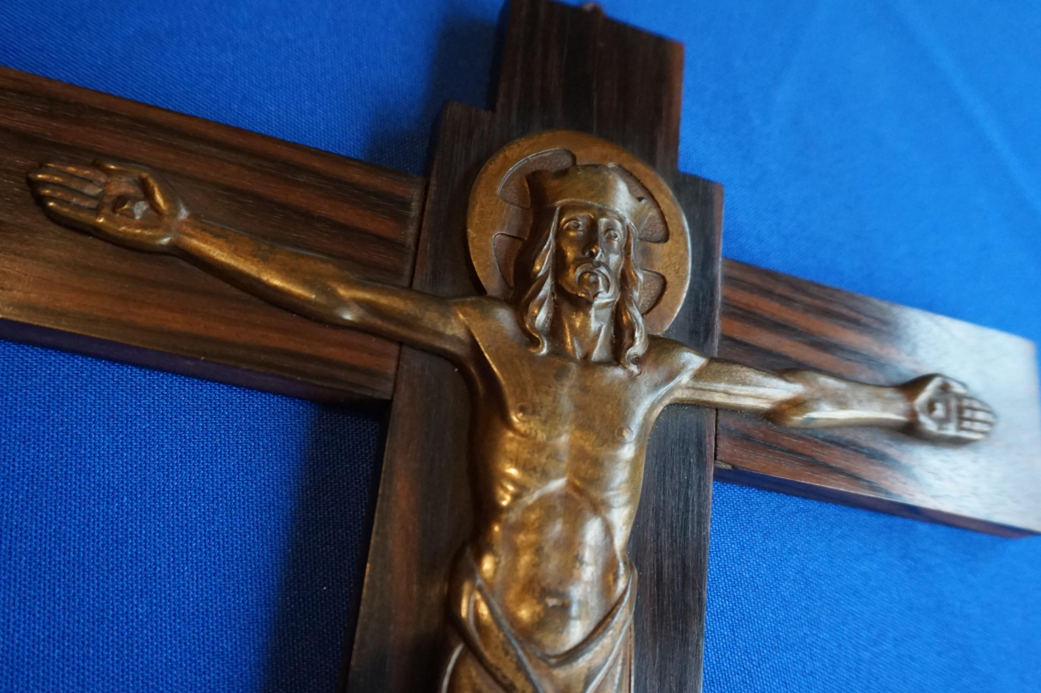 20ième siècle Crucifix Art Déco représentant Jésus en bronze couronné sur une croix en bois de Coromandel en vente