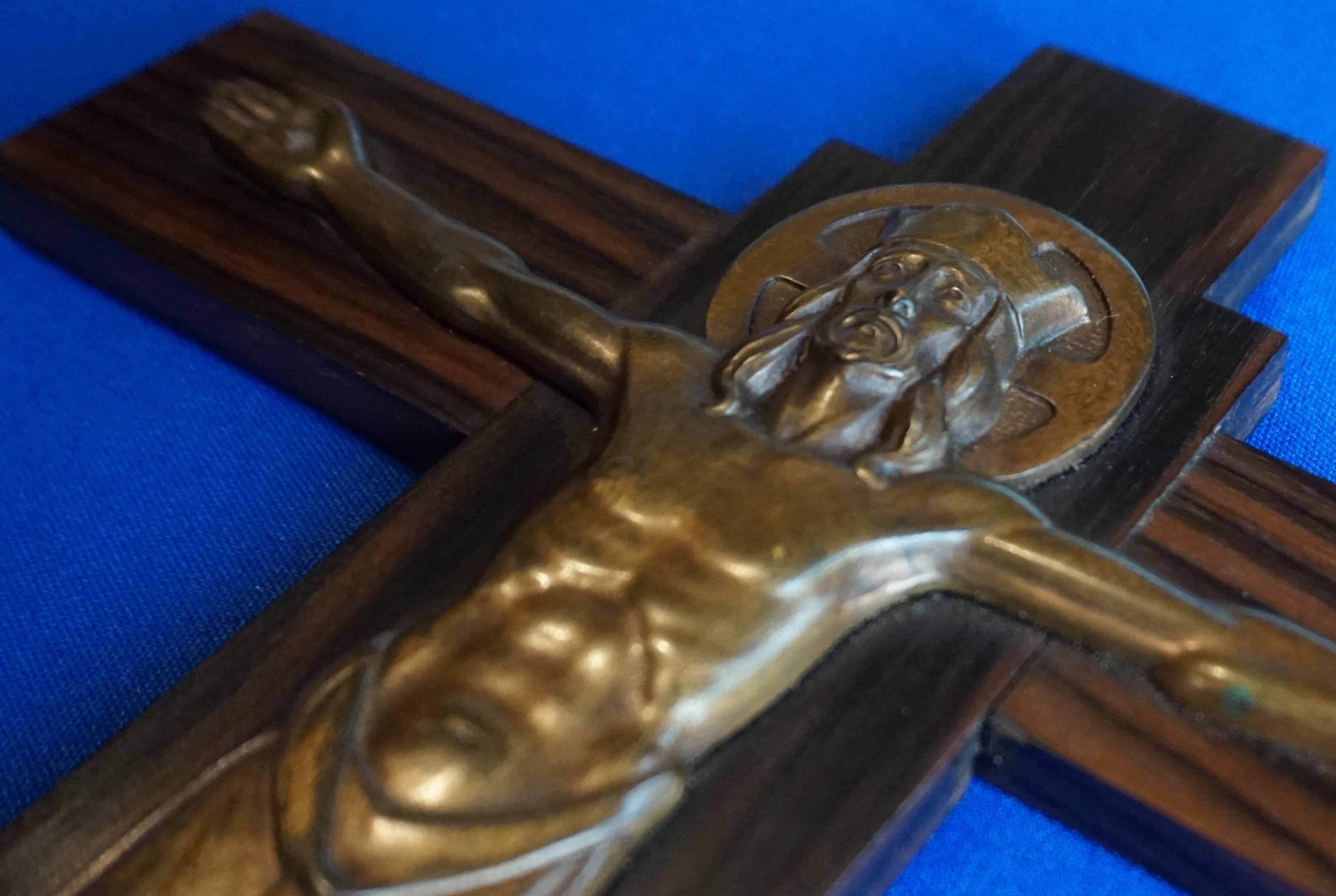 Art-Déco-Kreuz, das ein gekröntes Jesus aus Bronze auf einem coromandelförmigen Holzkreuz darstellt im Angebot 2