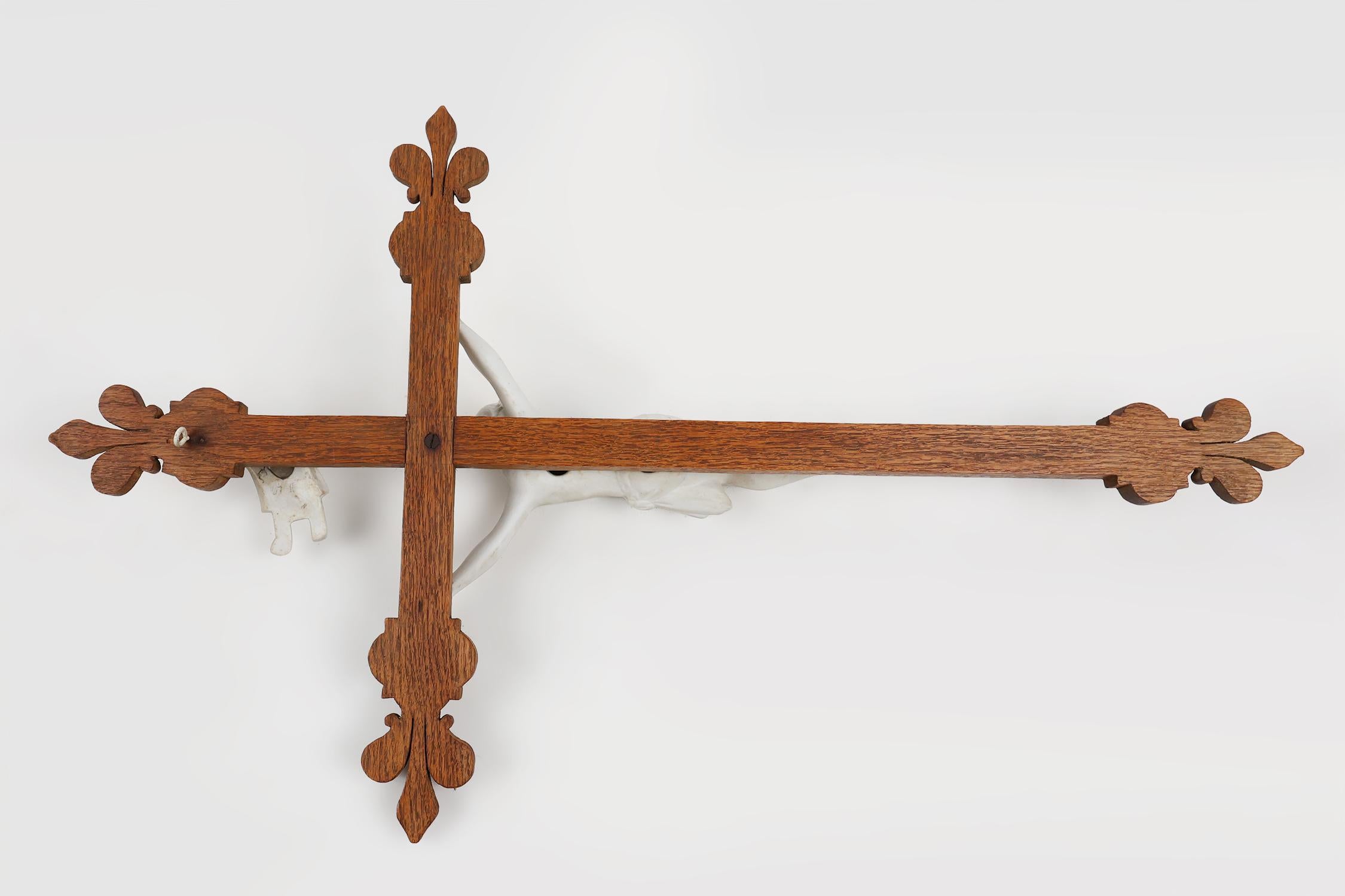 Art Deco Crucifix in oak and porcelain, Belgium ca. 1930 3