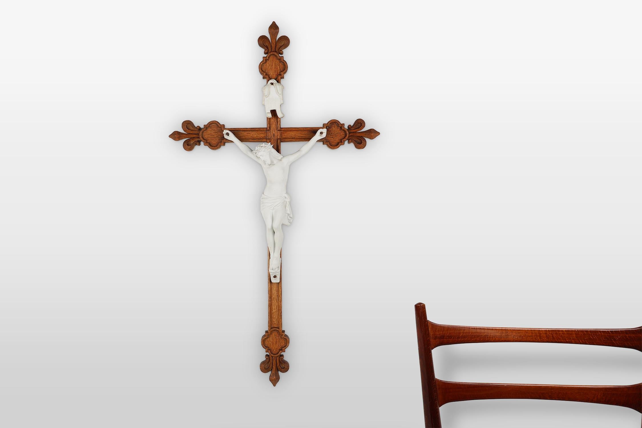 Belgium / 1930 / Crucifix / oak / porcelain / Art Deco / Mid-century

A Crucifix in Art Deco style crafted in oak with a porcelain statue of the body of Christ. A timeless piece that beautifully embodies faith and artistry.

The Crucifix serves as a