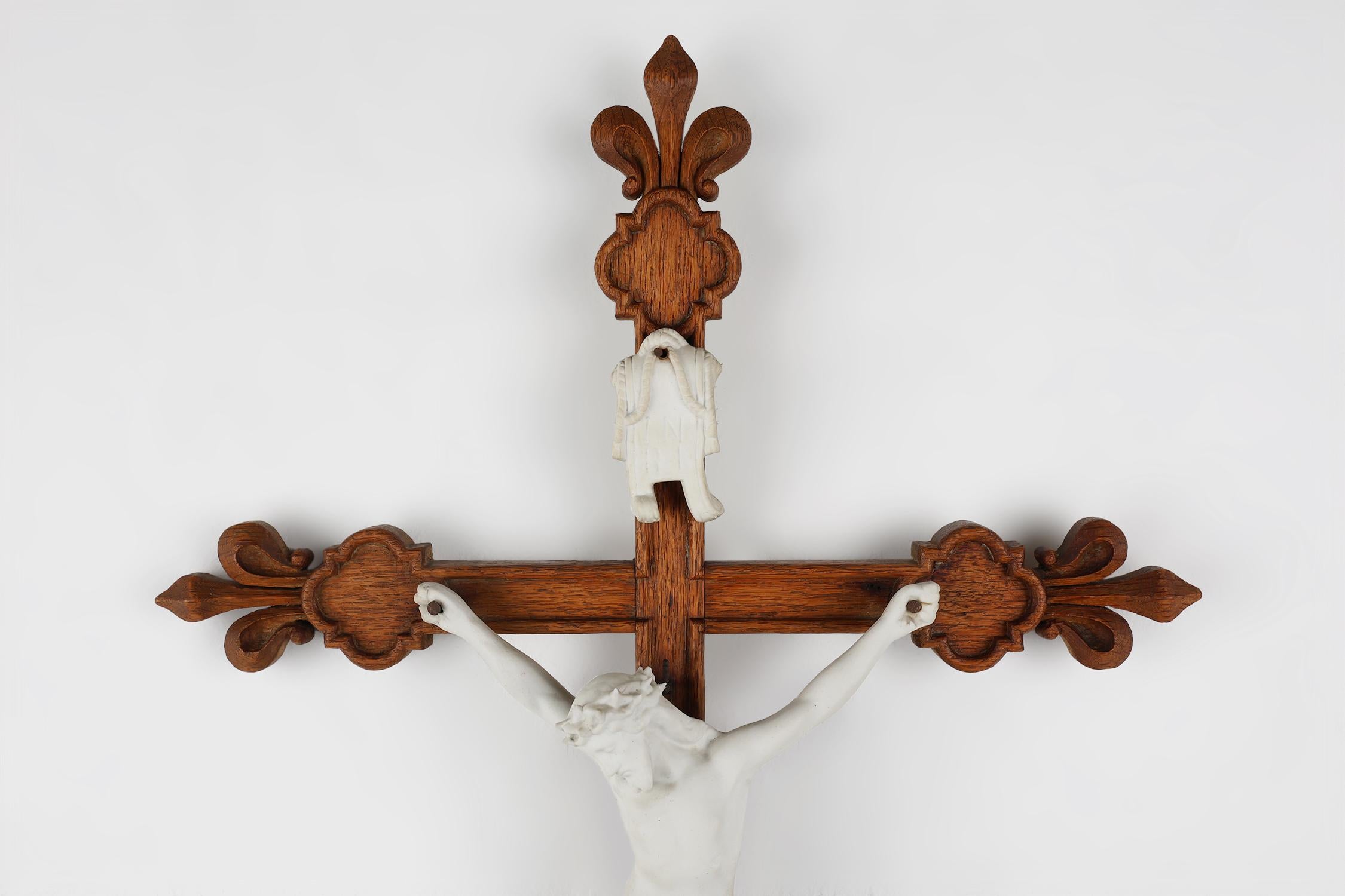 Belgian Art Deco Crucifix in oak and porcelain, Belgium ca. 1930