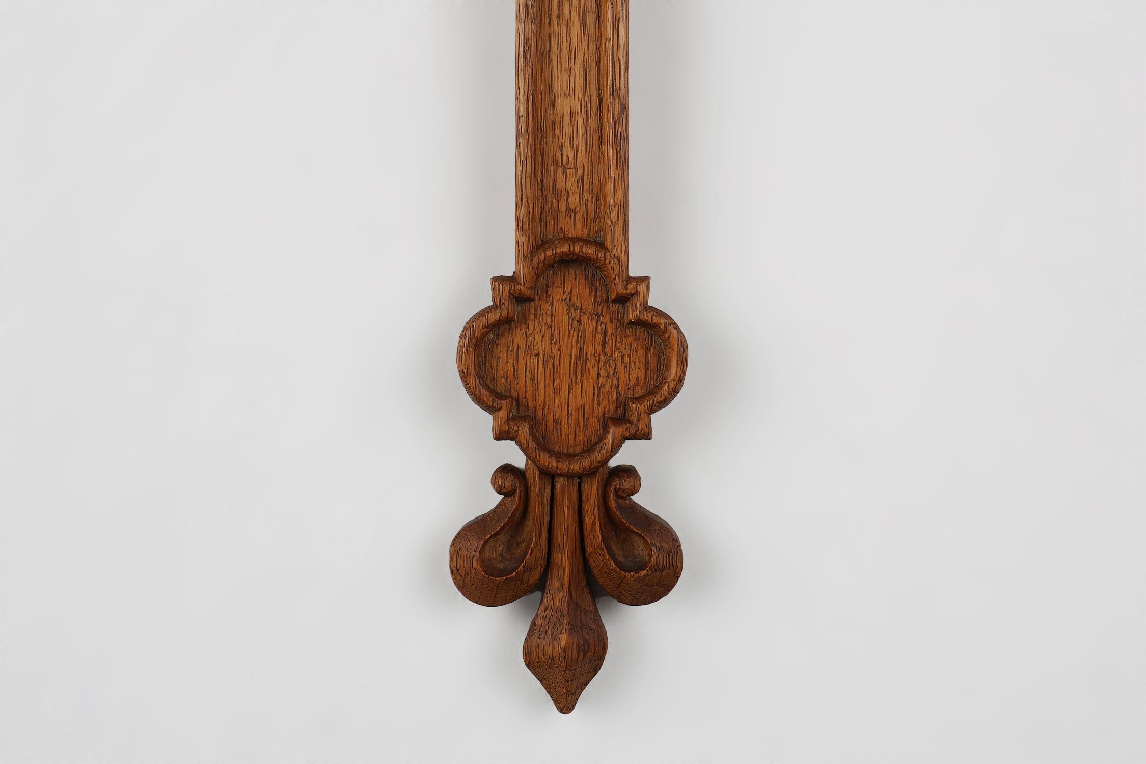 Art Deco Crucifix in oak and porcelain, Belgium ca. 1930 In Good Condition In Meulebeke, BE