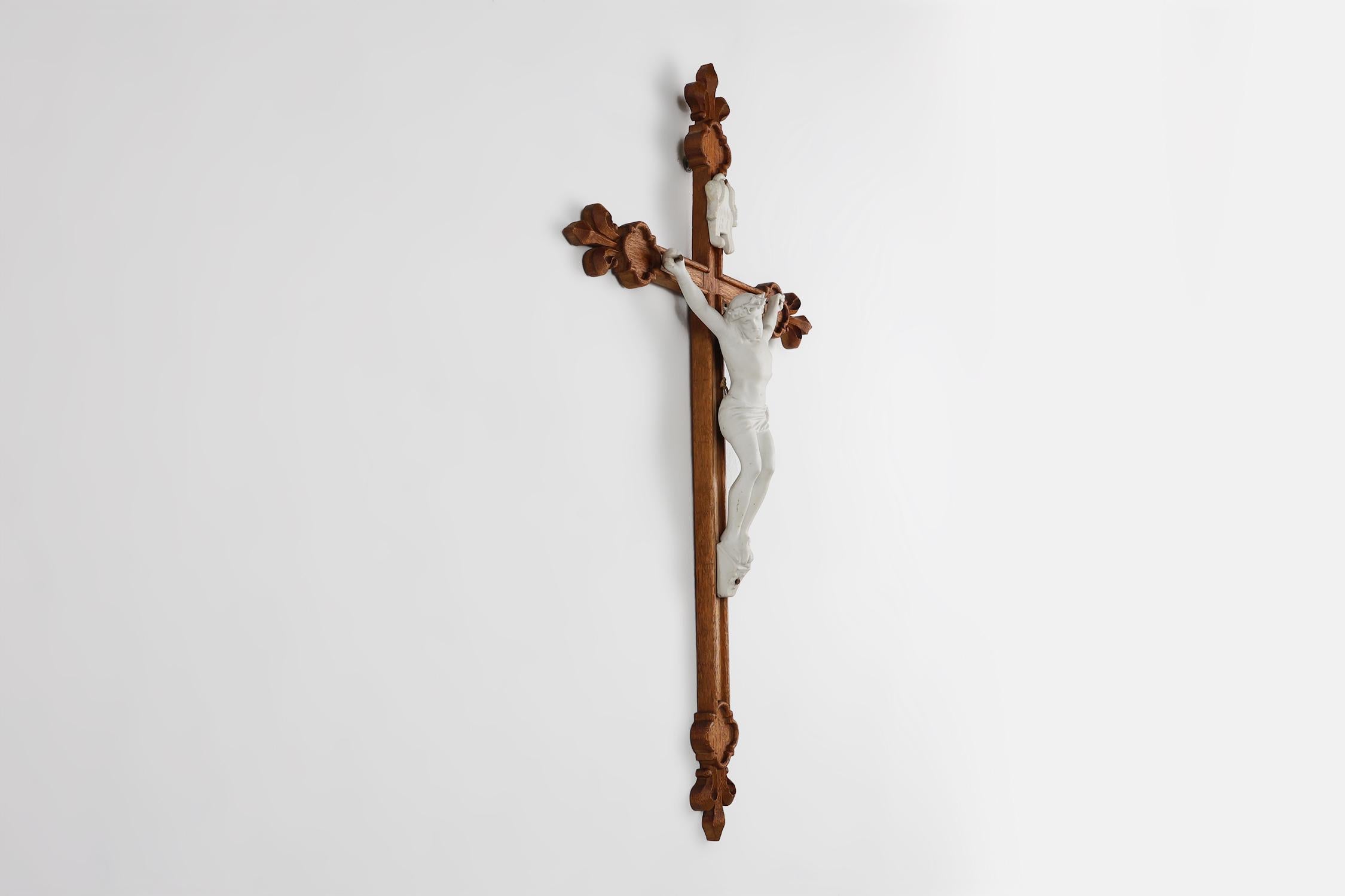 Mid-20th Century Art Deco Crucifix in oak and porcelain, Belgium ca. 1930