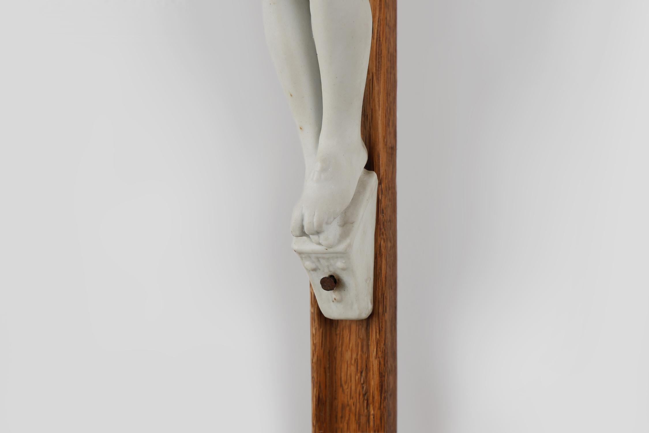 Art Deco Crucifix in oak and porcelain, Belgium ca. 1930 1