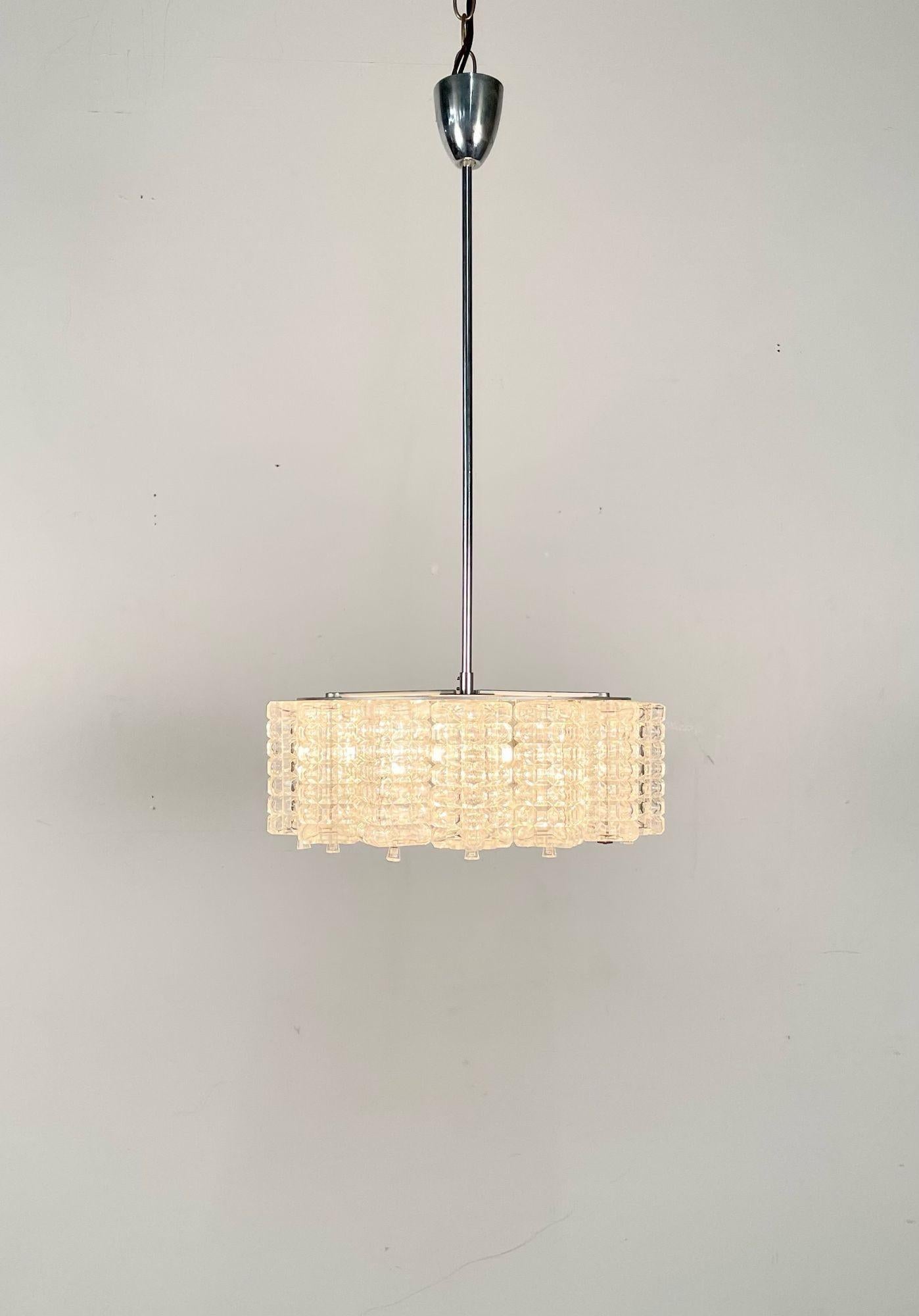 Art Deco, Chandelier, Textured Glass, Chrome, Sweden, Circa 1930s

Circular in form having five lights. Center pole can be added to or cut down to reduce or add size.

Textured Glass, Chrome
Sweden, 1930s

27.5 h x 14.25 dia