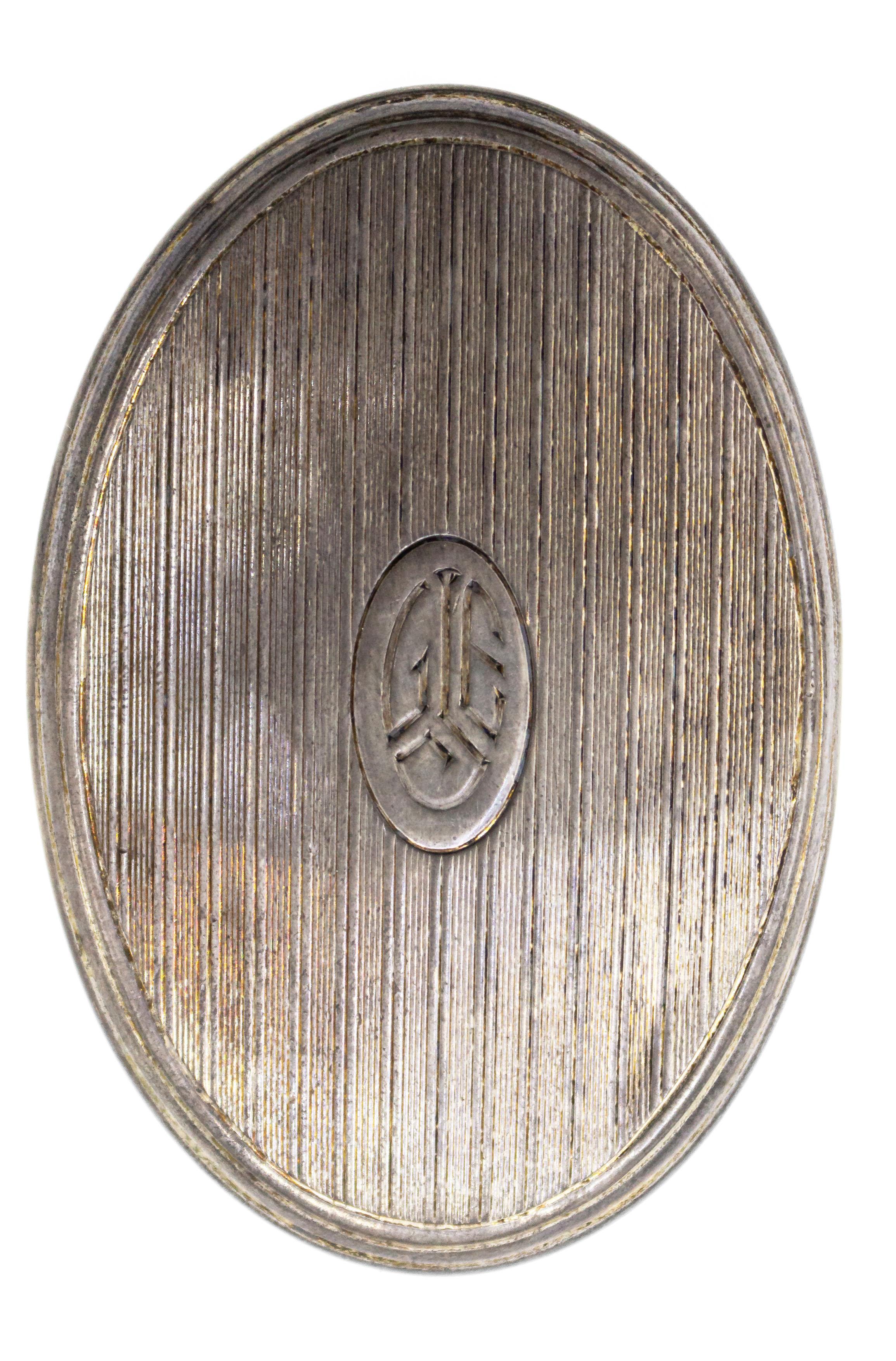 Boîte en cristal ovale Art Déco avec couvercle en argent avec initiales.
 