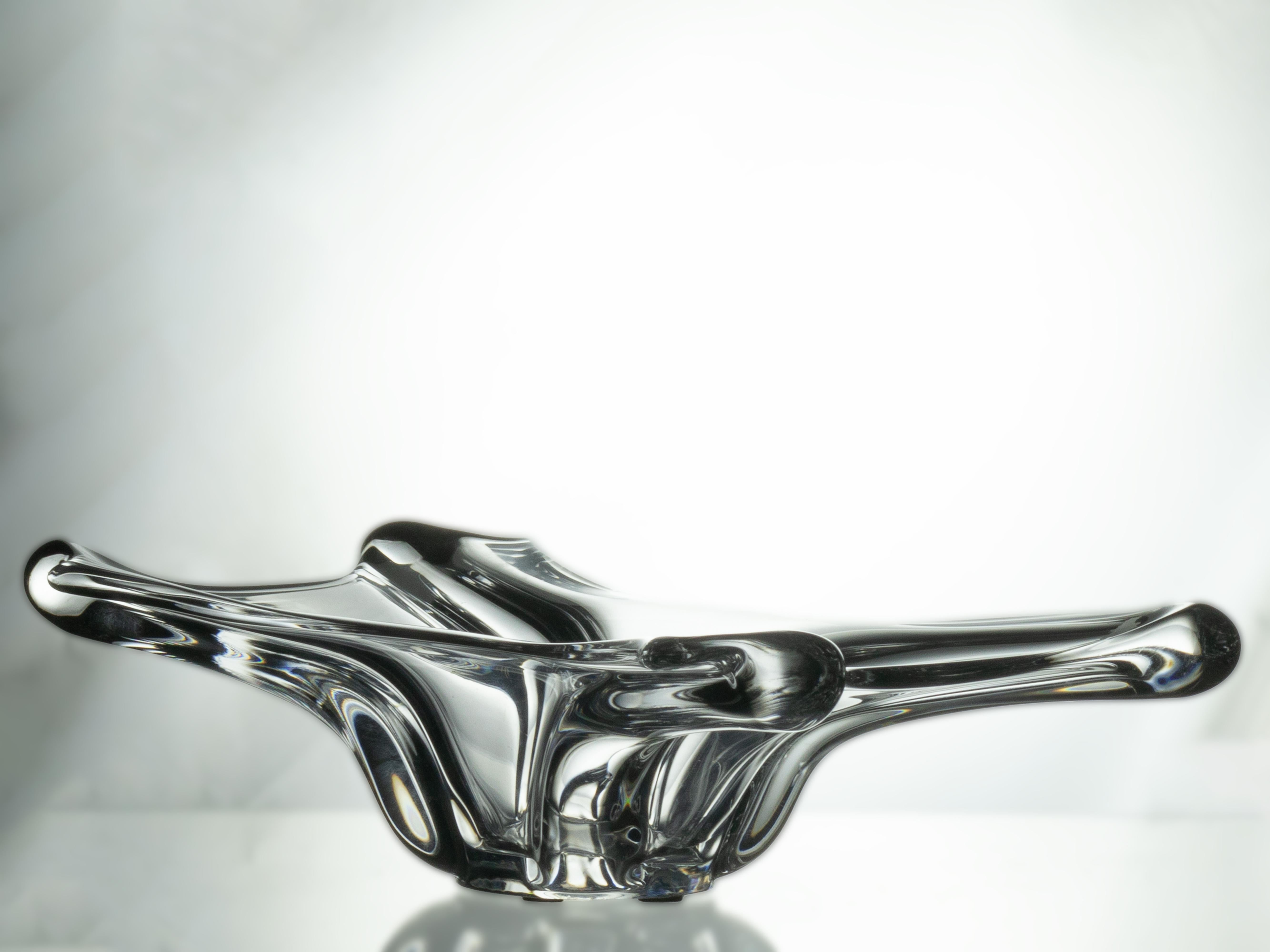Dieser französische Art-Déco-Kristallaufsatz verkörpert die Eleganz und Handwerkskunst des frühen 20. Jahrhunderts.
Dieses Meisterwerk eignet sich perfekt für Luxusdekorationen, Sammler oder als Ausstellungsstück und verleiht sowohl modernen als