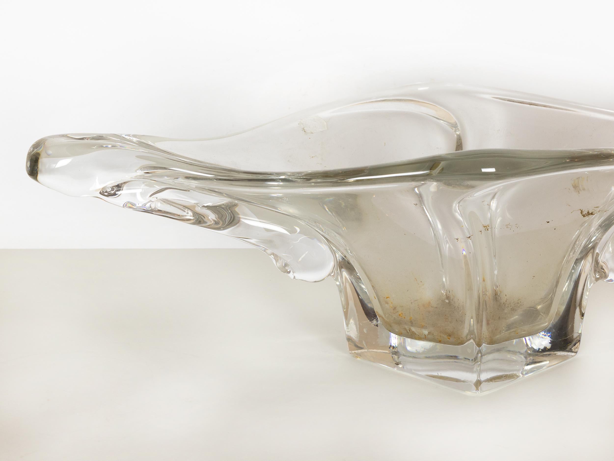 Eine große Art Deco Schale aus französischem Daum-Kristallglas, ca. 1950er Jahre, aus klarem Glas mit dicken geschmolzenen, abgestuften Schichten und seitlicher Daum-Marke. 
