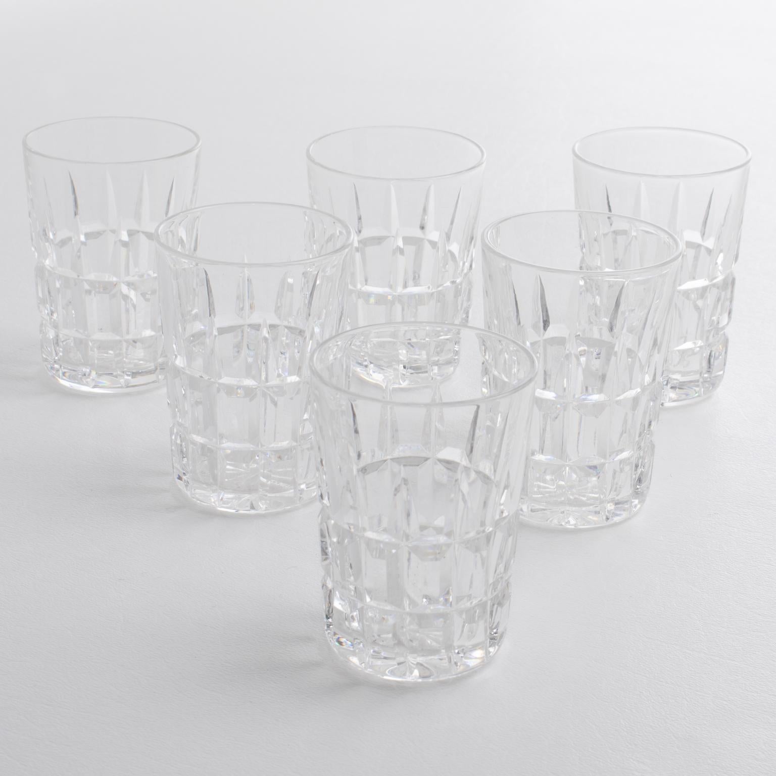 La fábrica de cristal St. Louis, Francia, fabricó este elegante conjunto de cristal Art Decó para servir en el bar hacia 1940. El artículo de bar consta de seis exquisitos vasos de chupito o copas de cóctel de cristal con un asombroso diseño