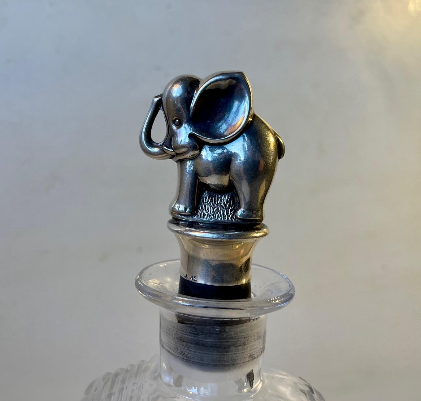 Art déco Carafe Art Déco en cristal avec bouchon éléphant en argent, années 1930 en vente