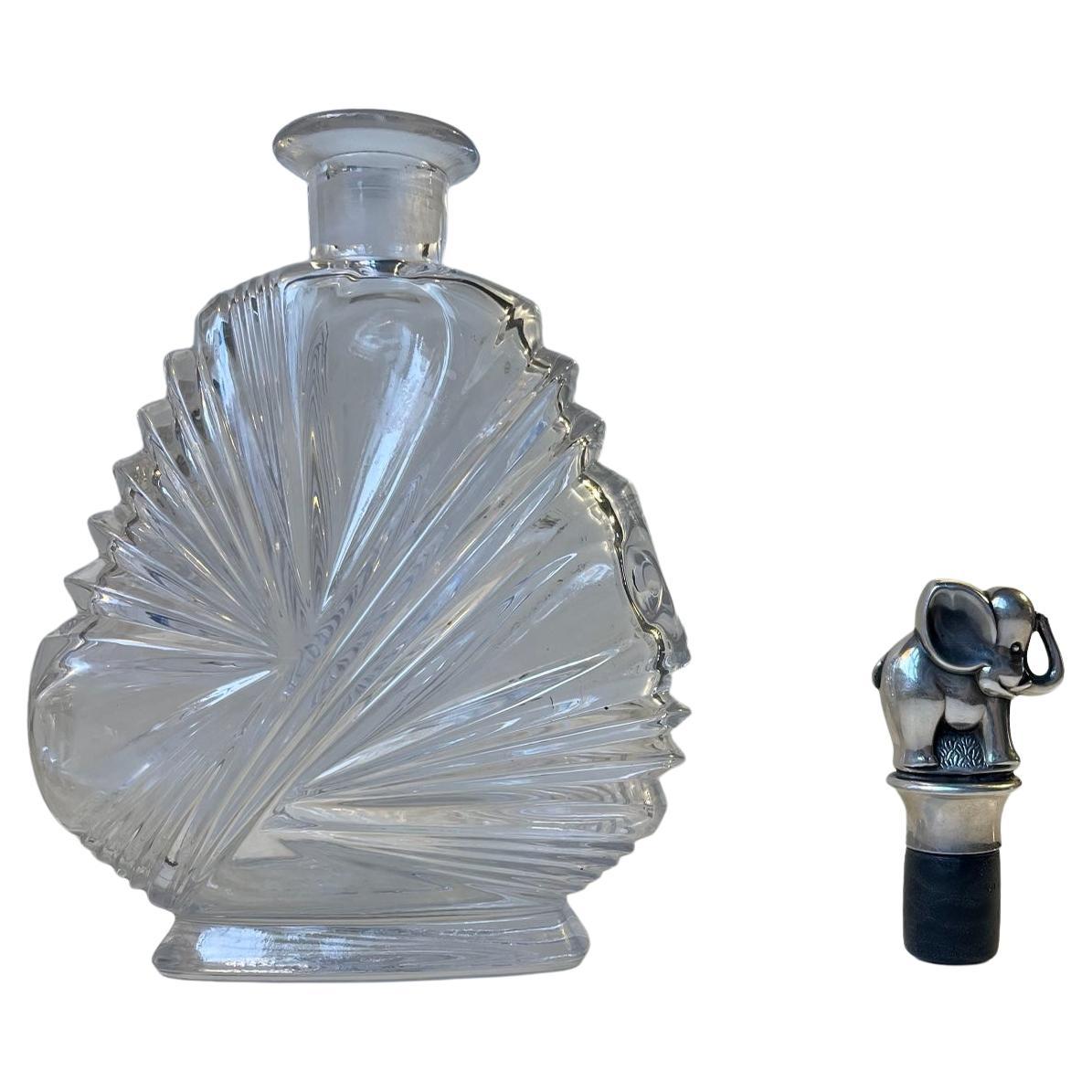 Decantador de cristal Art Decó con tapón de elefante de plata, años 30