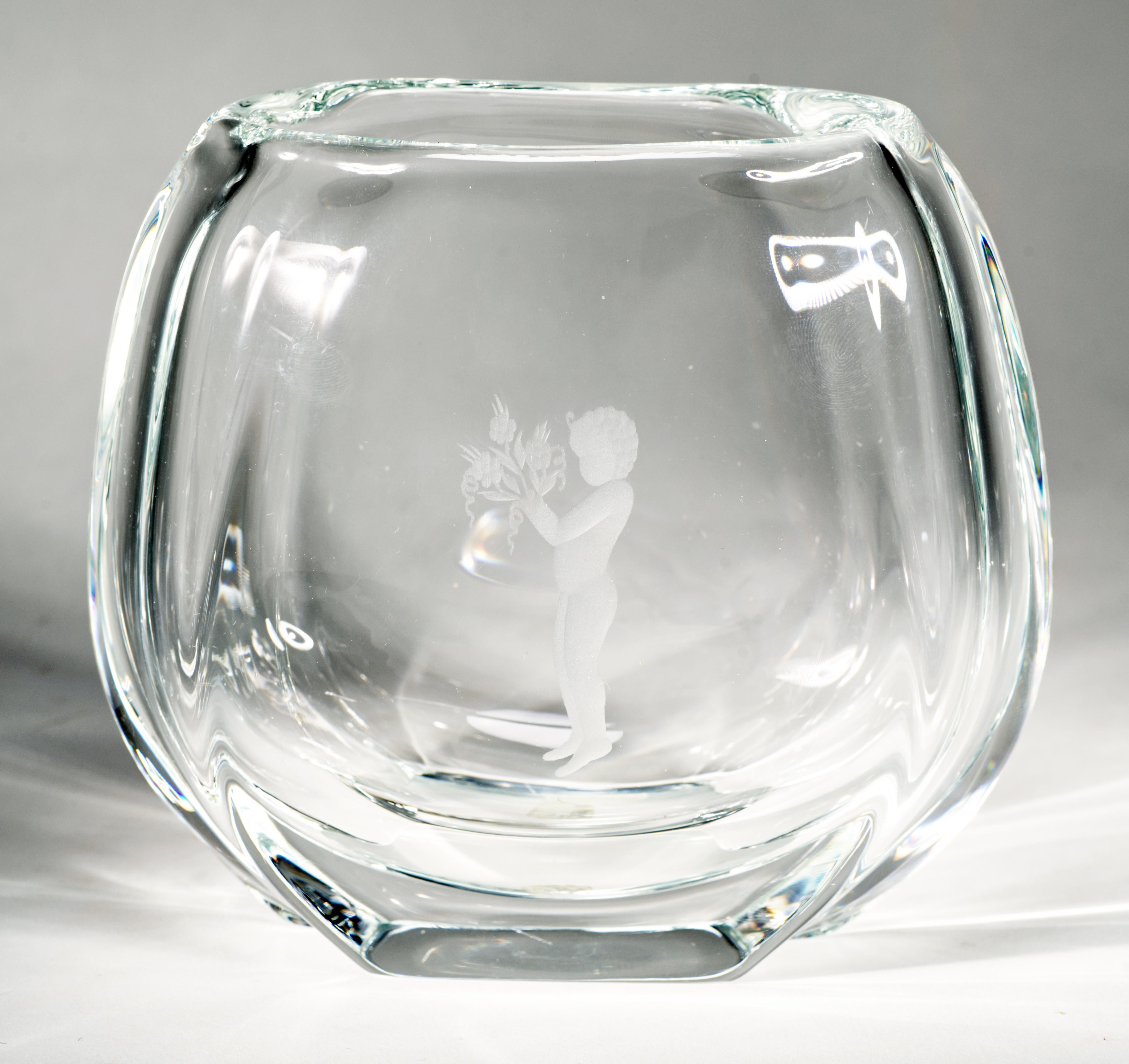  Die Vase im Vintage-Stil wurde mit einem Kind im Art-Déco-Stil verziert, das die Blumen in seiner Hand betrachtet. Johansfors Glassbruk verwendet das traditionelle Kupferrad-Gravurverfahren, das von einem Team erfahrener Handwerker von Hand