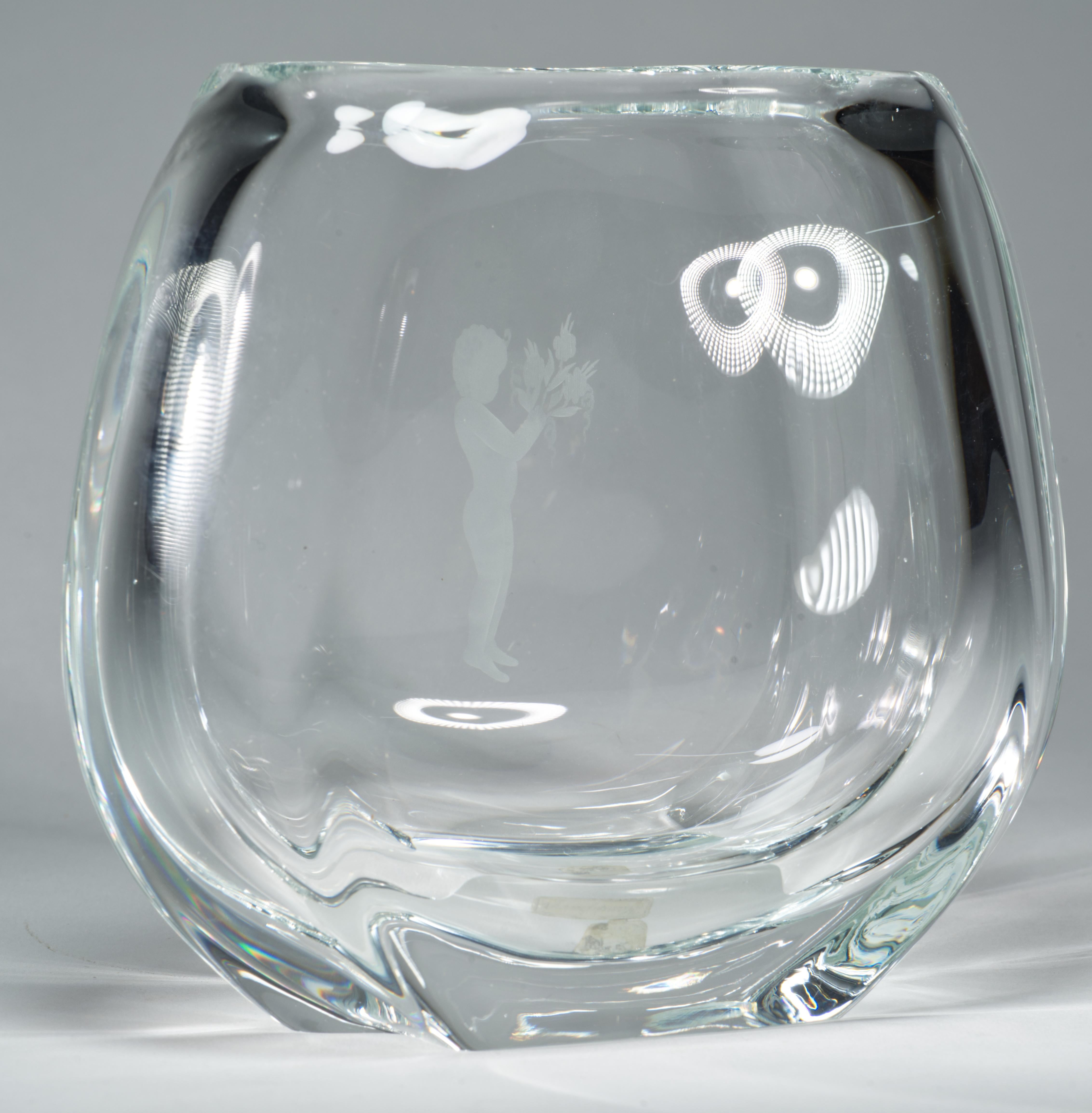 Art Deco Kristall Vase mit Gravur von Johansfors Schweden im Zustand „Gut“ im Angebot in Clifton Springs, NY