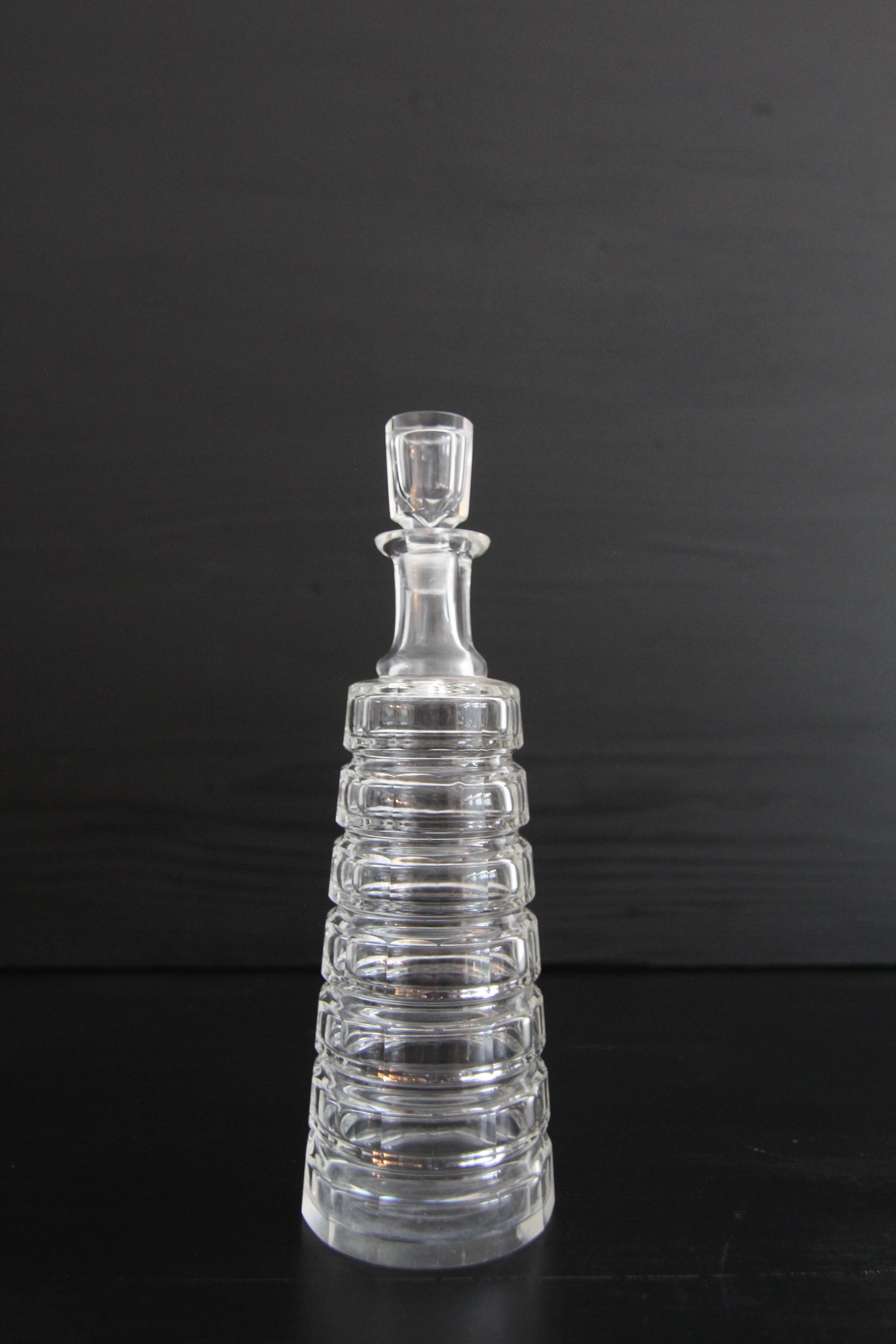 Eine schöne handgefertigte Art Deco Kristallglaskaraffe. 

Das traditionelle Handwerk der Glasbläserei und des Glasschliffs macht aus Kristallglas ein anspruchsvolles Objekt, das sich durch Klarheit und Brillanz auszeichnet. Der Schliff verleiht dem