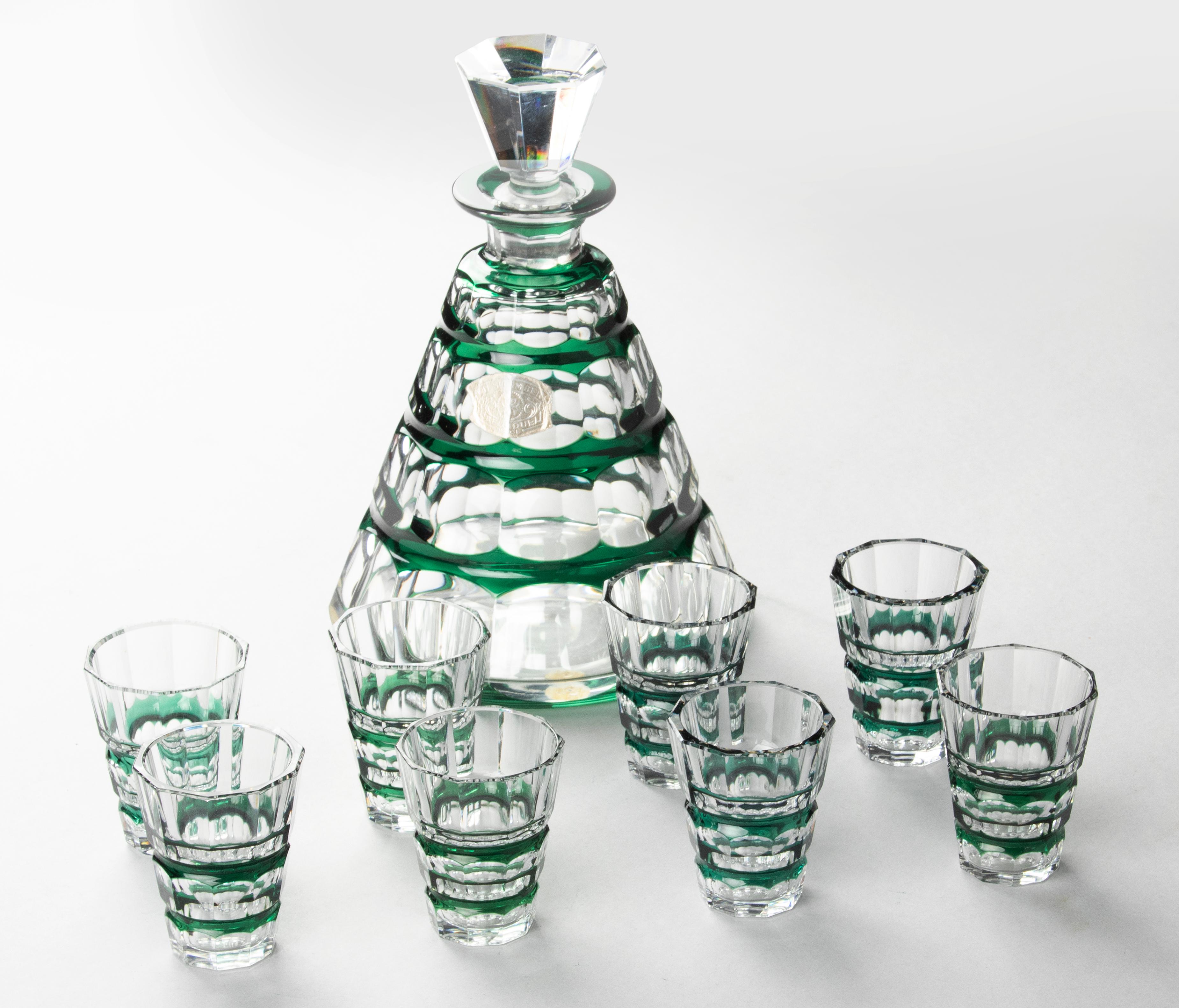 Magnifique service à liqueur en cristal du Val Saint Lambert. Cet ensemble en cristal date de la période Art Déco, vers 1930. Le cristal a une belle couleur verte profonde et une belle taille. Dimensions de la carafe : 23 cm de haut et Ø15 cm.