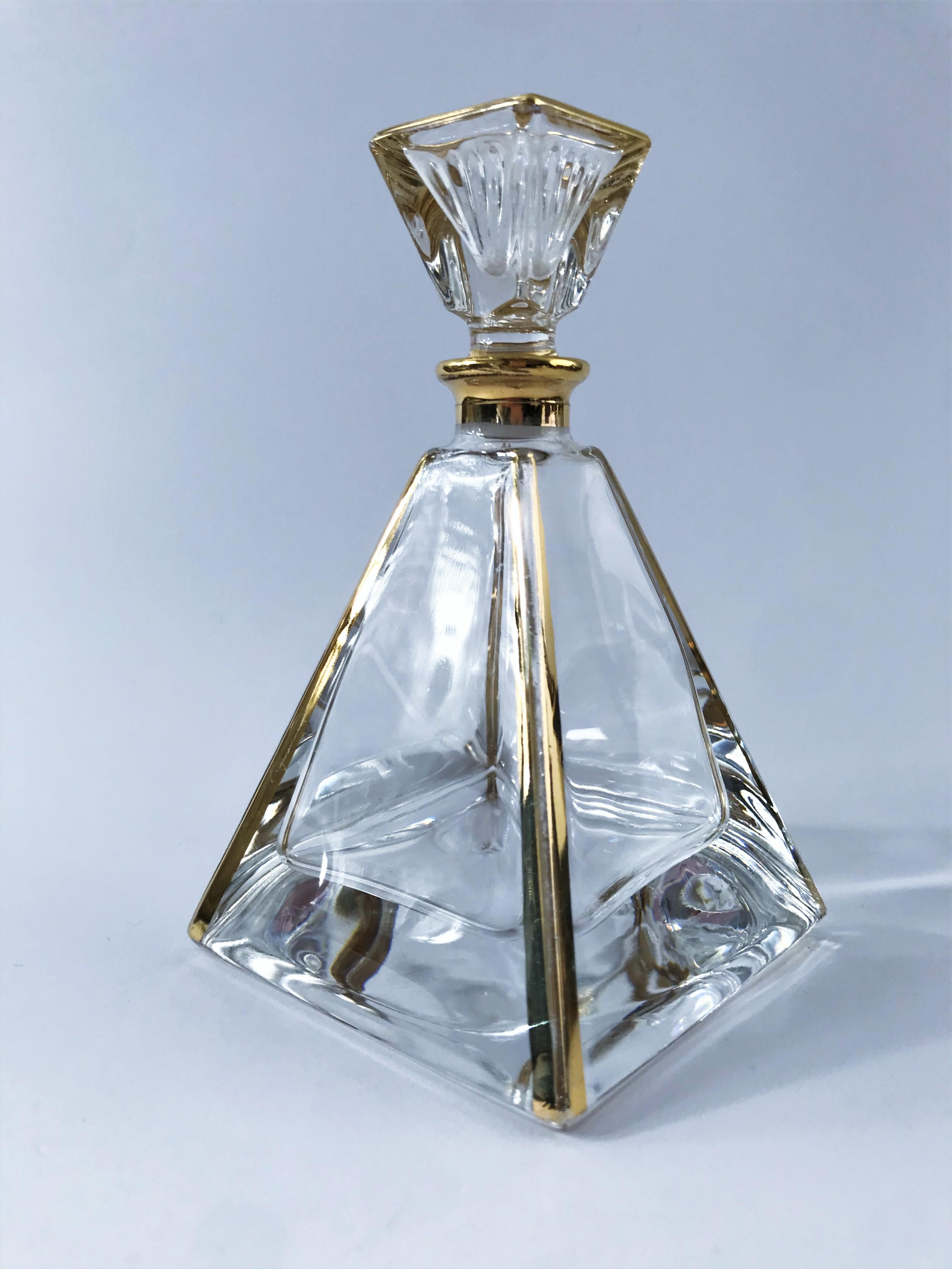 Charming pyramid-shaped perfume bottle from the Art Deco period in crystal with gilding highlights.
France,
circa 1930.