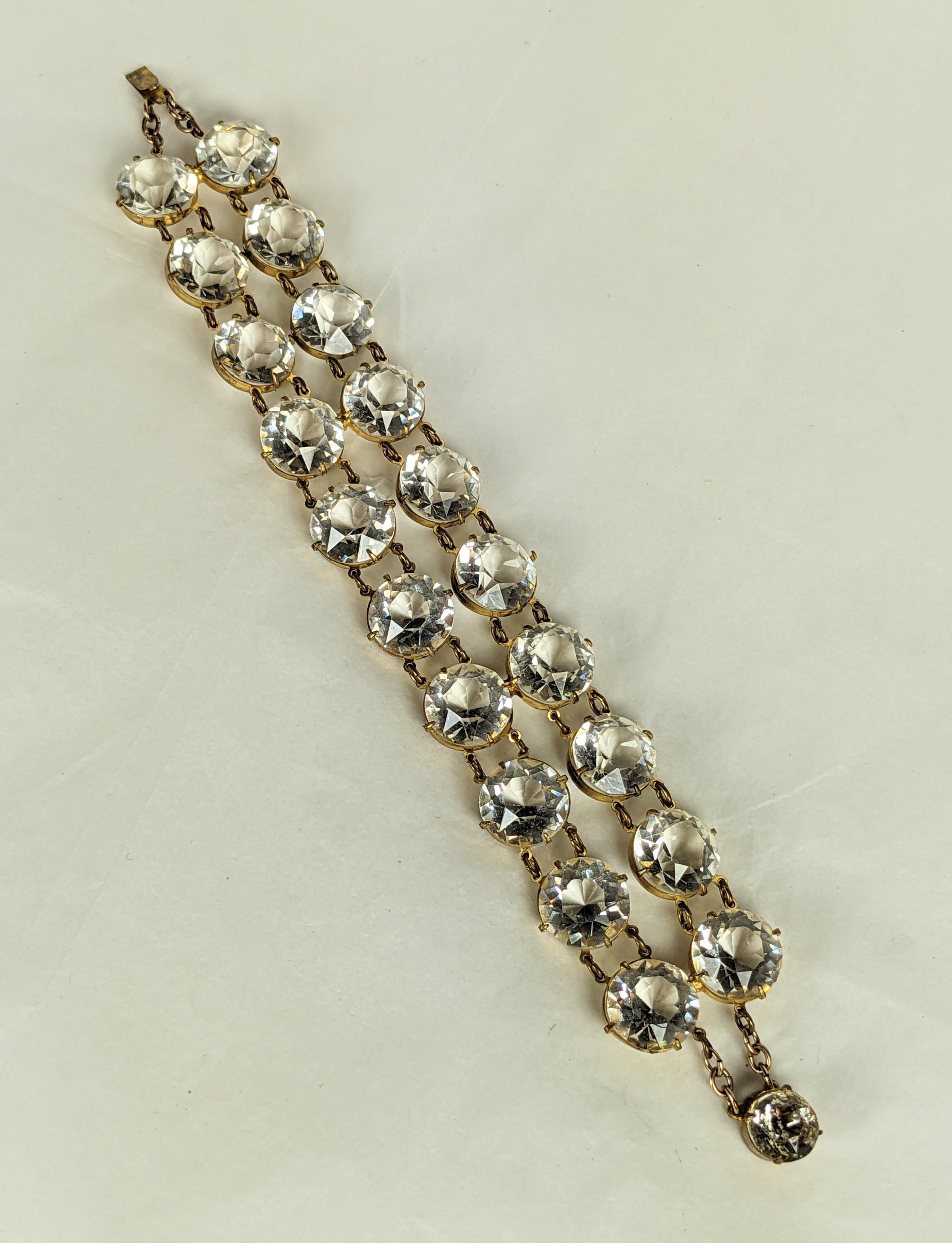 Insolite bracelet large en cristal Art déco des années 1930. Métal doré flexible avec 2 rangées de grosses pierres à facettes en cristal de plomb avec fermoir en cristal. France, années 1930. 8