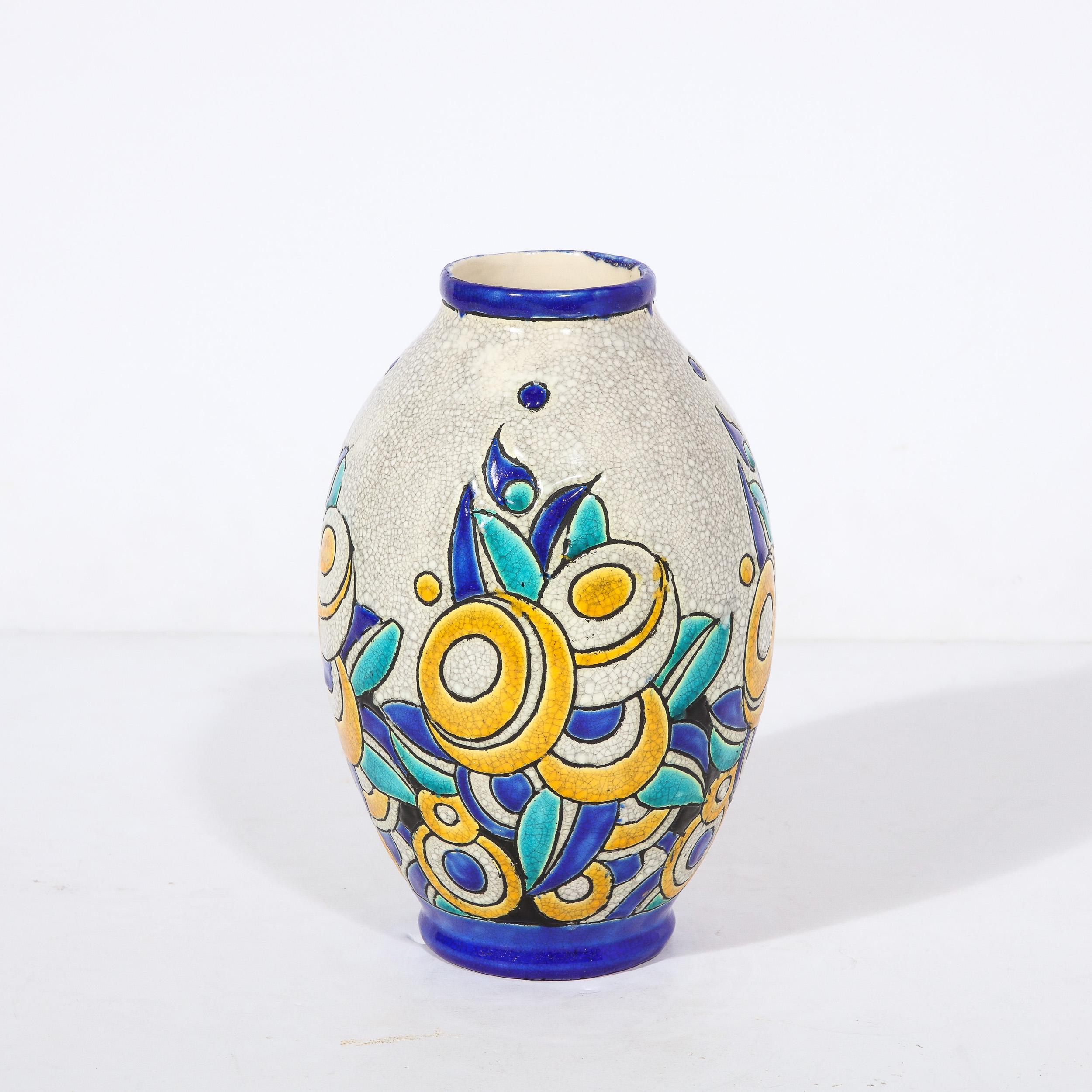 Diese atemberaubend farbige Art Déco-Keramikvase mit kubischen Blumen in Craquelé und mehrfarbig glasierten Details wurde von Charles Catteau für Boch Freres Keramis entworfen und stammt aus Belgien, CIRCA 1930. Boch Frères Keramis wurde 1841 von