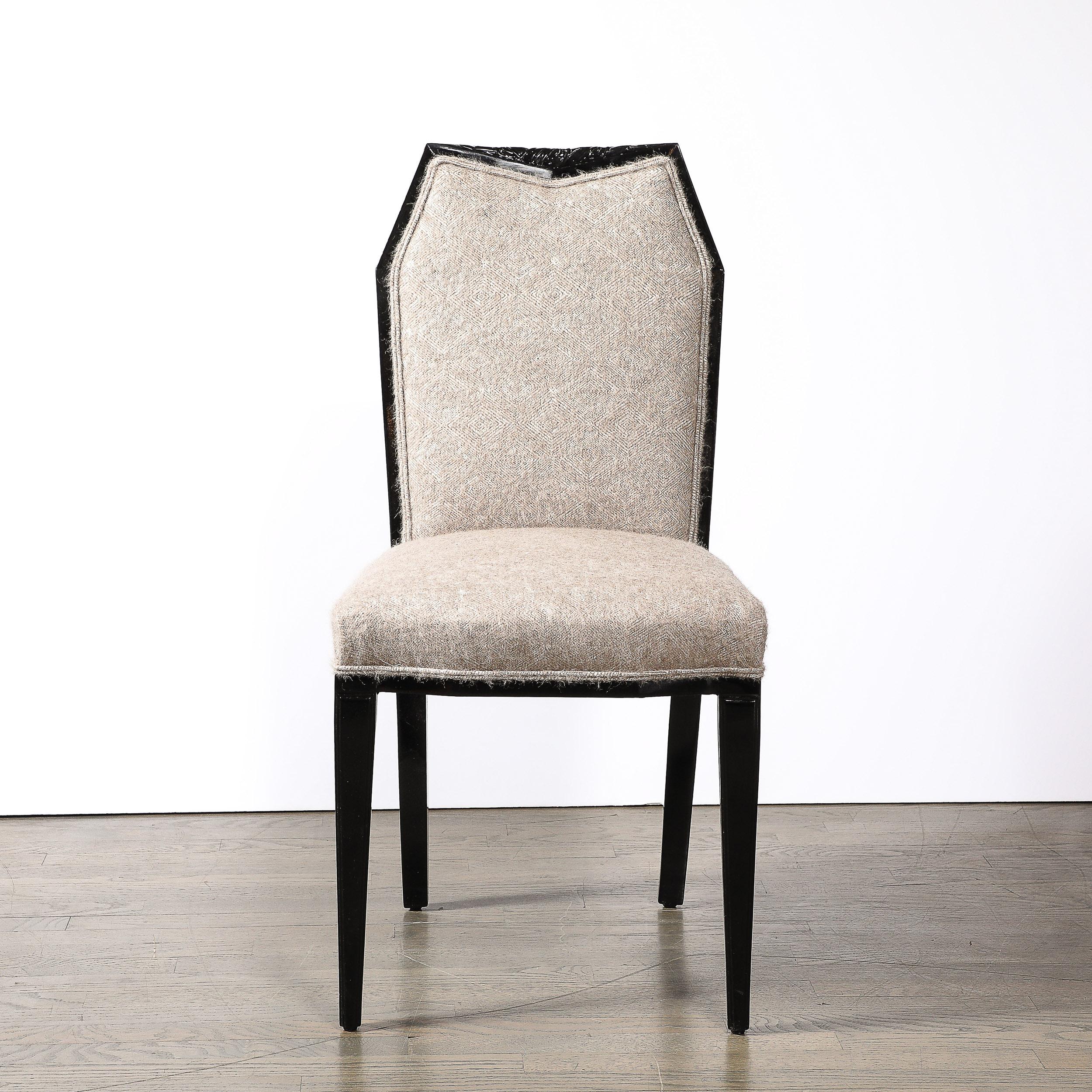 Cette chaise d'appoint Art déco cubiste de style gratte-ciel, laquée noire et tapissée à la manière de Ruhlmann, a été conçue et fabriquée en France vers 1930. Elle présente une composition géométrique magnifiquement proportionnée d'angles élégants