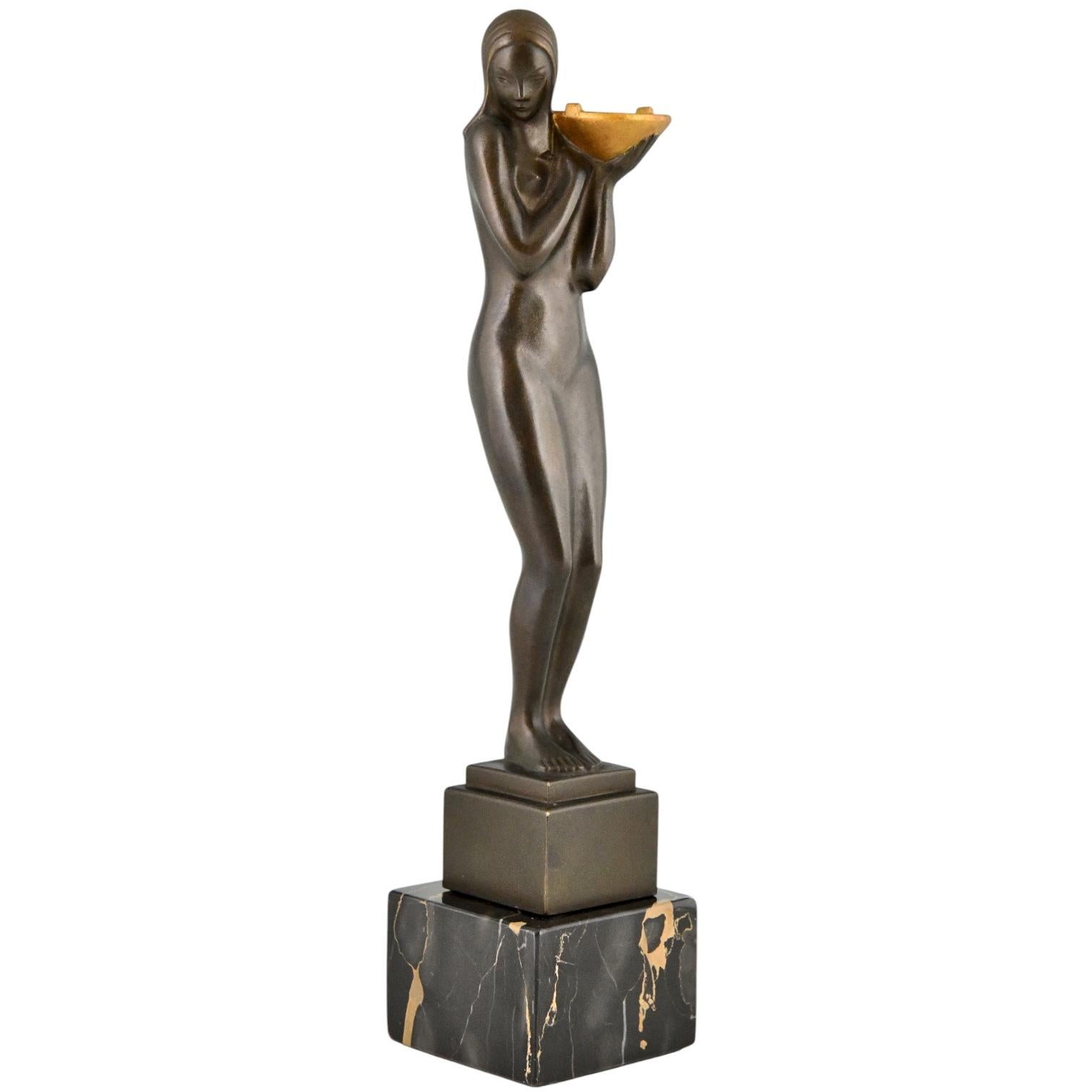 Scultura cubista in bronzo Art Deco con nudo e vassoio firmata da F. Guiraud. 
Bronzo patinato. Base in marmo Portor. 
Francia 1925. 