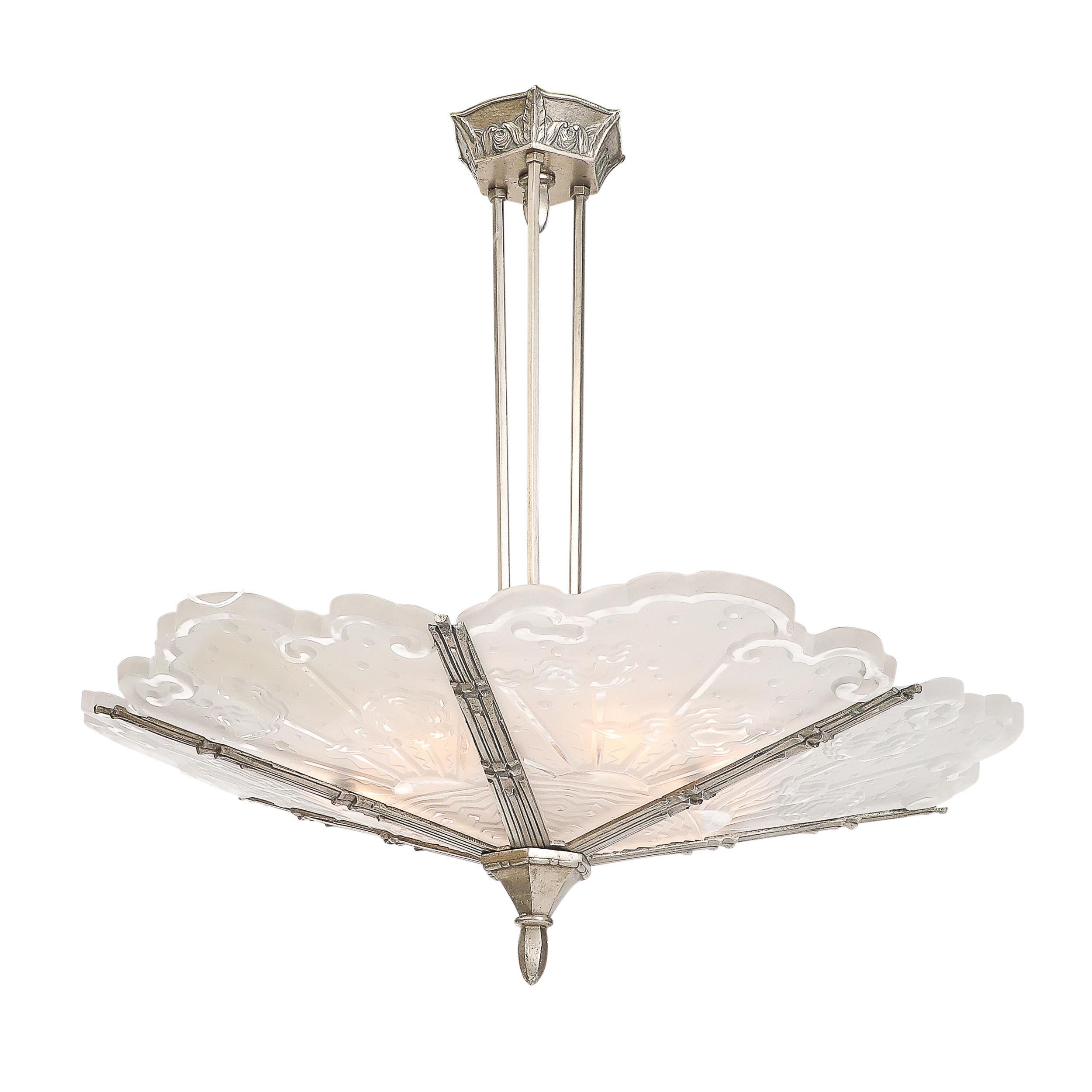 Dieser exquisite Art-Déco-Hängeleuchter, der um 1930 von der angesehenen Firma Muller Frères in Frankreich hergestellt wurde, ist ein Beispiel für die Eleganz und das innovative Design dieser Zeit. Das geformte und mattierte Glas zeigt ein