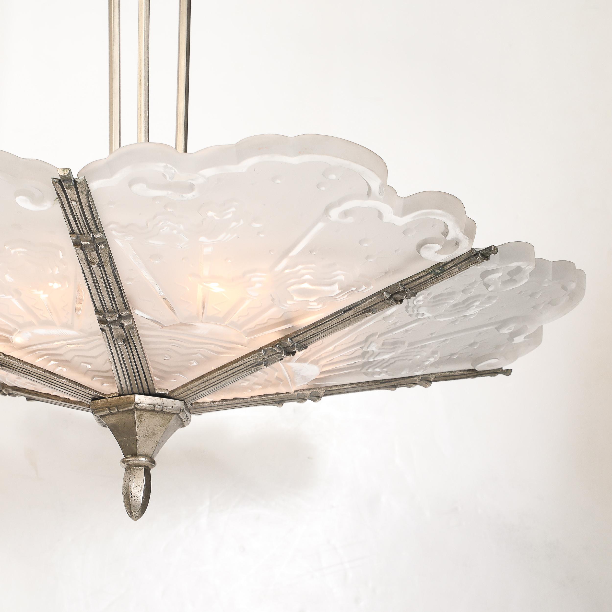 Art Deco Kubistisches Wolkenmotiv Geformtes & mattiertes Glas Anhänger signiert Muller Freres (Art déco) im Angebot