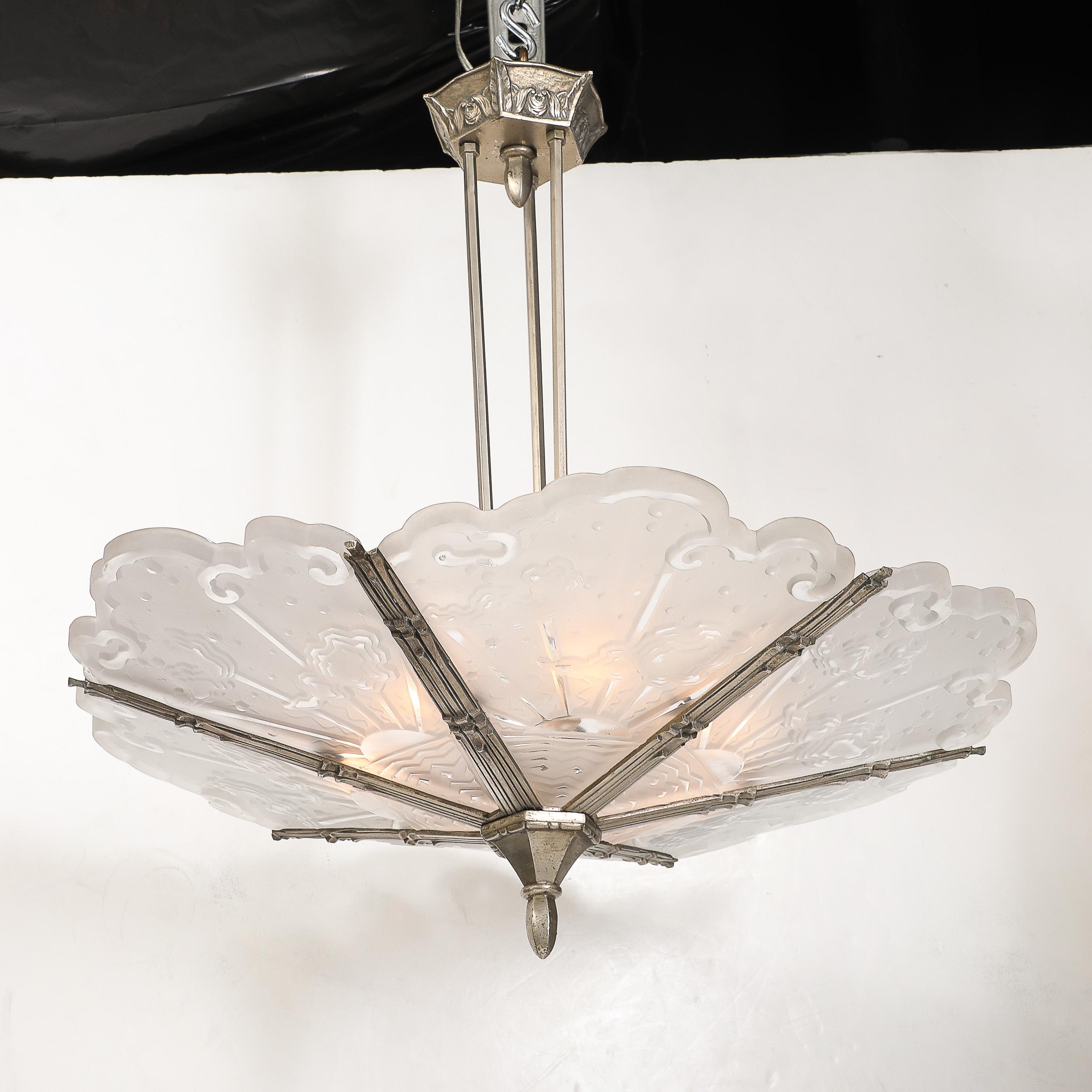 Art Deco Kubistisches Wolkenmotiv Geformtes & mattiertes Glas Anhänger signiert Muller Freres (Französisch) im Angebot