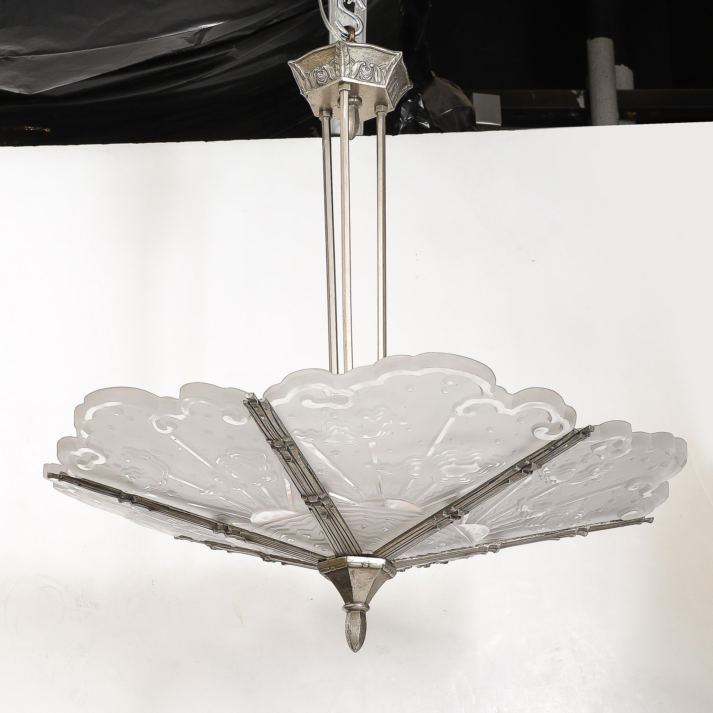 Art Deco Kubistisches Wolkenmotiv Geformtes & mattiertes Glas Anhänger signiert Muller Freres im Zustand „Hervorragend“ im Angebot in New York, NY