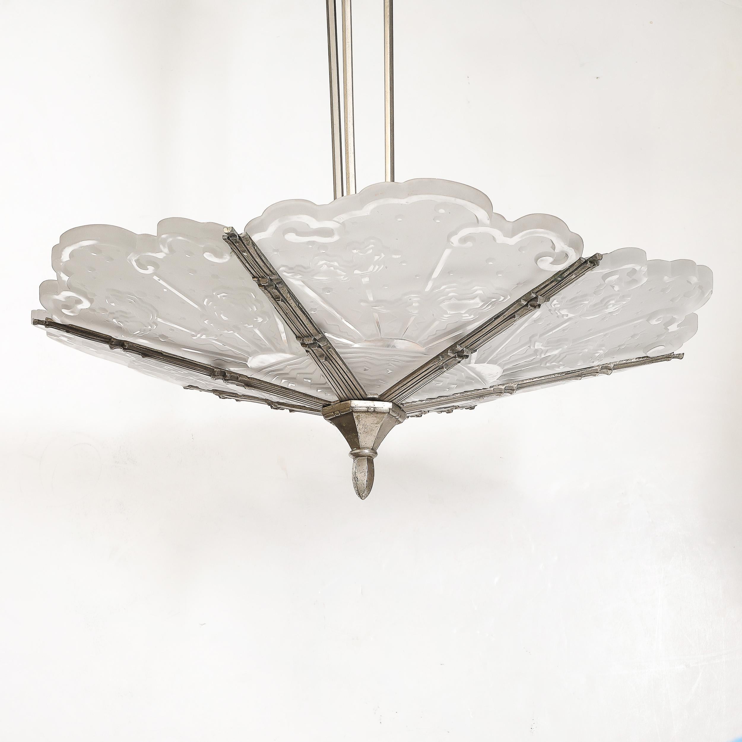 Art Deco Kubistisches Wolkenmotiv Geformtes & mattiertes Glas Anhänger signiert Muller Freres (Mitte des 20. Jahrhunderts) im Angebot