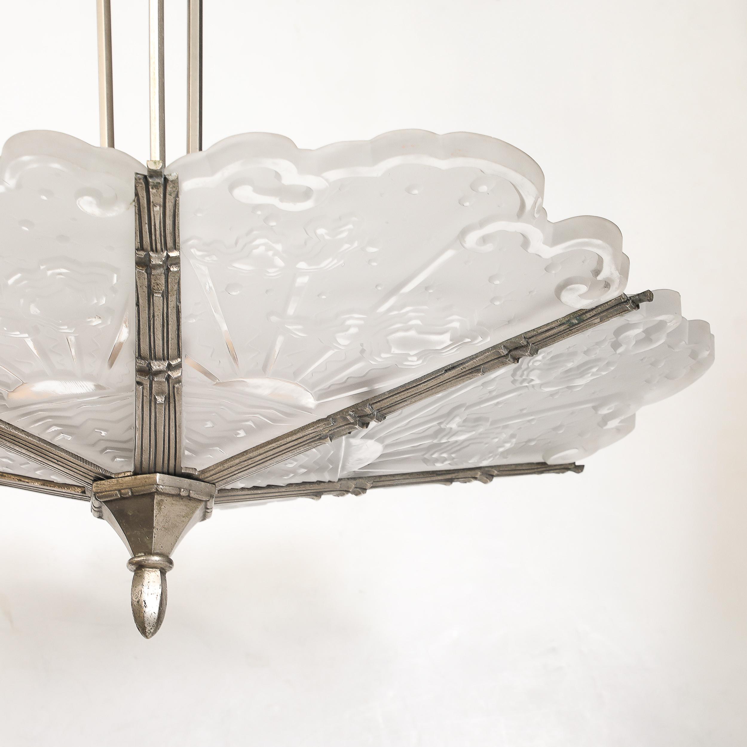 Art Deco Kubistisches Wolkenmotiv Geformtes & mattiertes Glas Anhänger signiert Muller Freres im Angebot 1