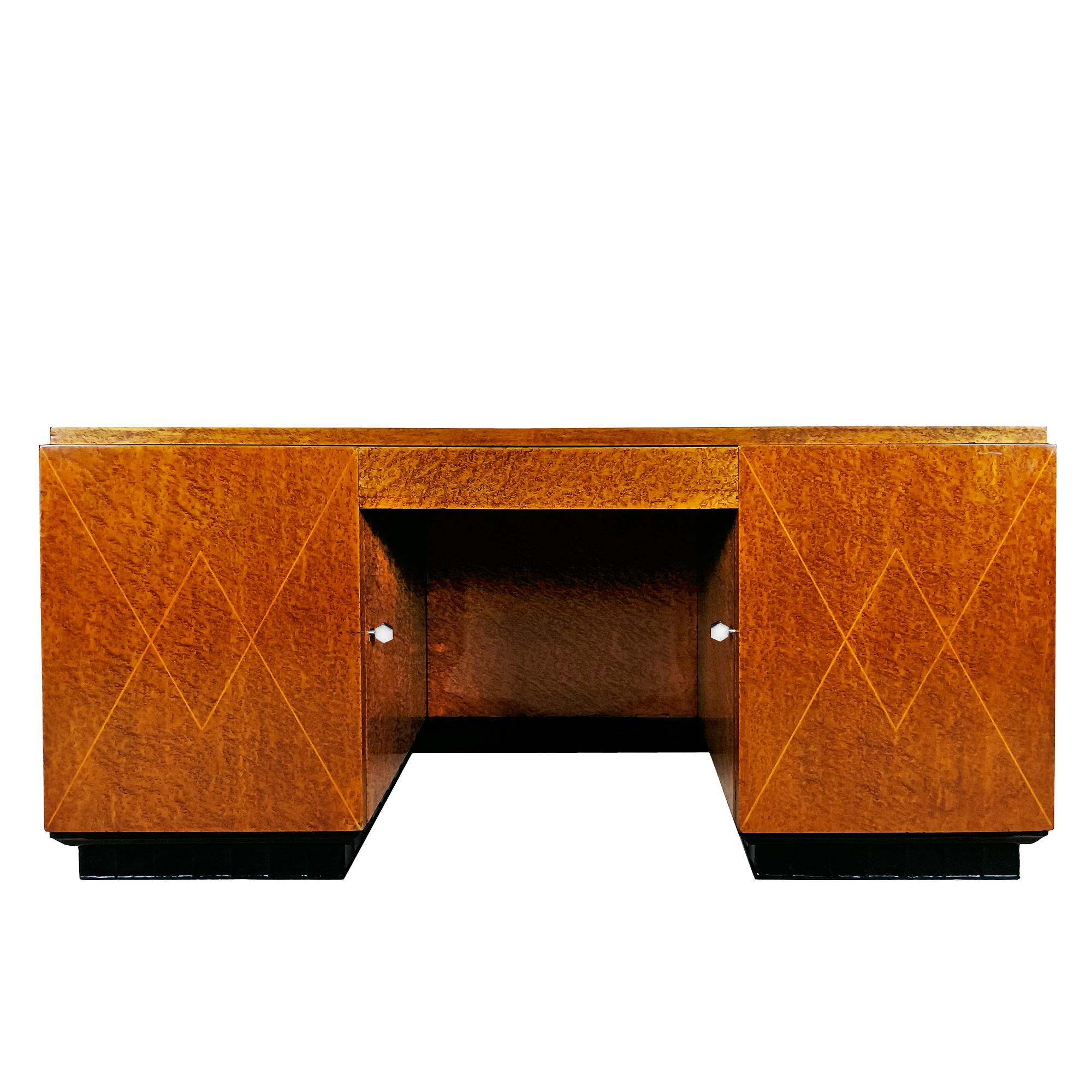 Scrivania e poltrona cubista Art Déco in legno massiccio con impiallacciatura di acero a occhio di uccello e rilegature in legno di bosso, appoggiate su una base in legno massiccio nero. Spettacolare scrivania a 4 ante che si aprono su vani, due dei