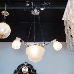 Lustre Art Déco cubiste à quatre lobes en verre dépoli en relief en bronze argenté