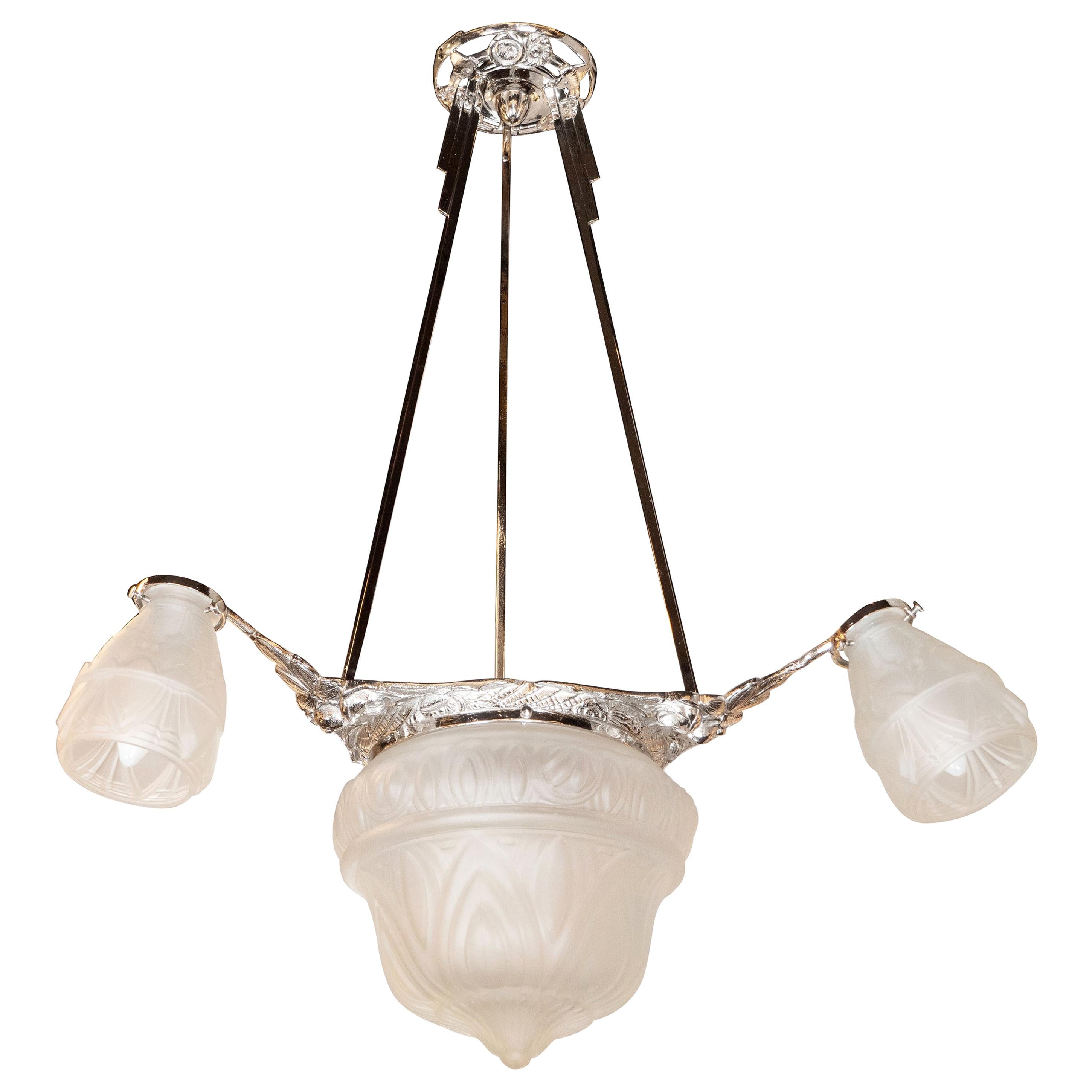 Lampadario cubista Art Déco a quattro globi in vetro smerigliato a rilievo in bronzo argentato