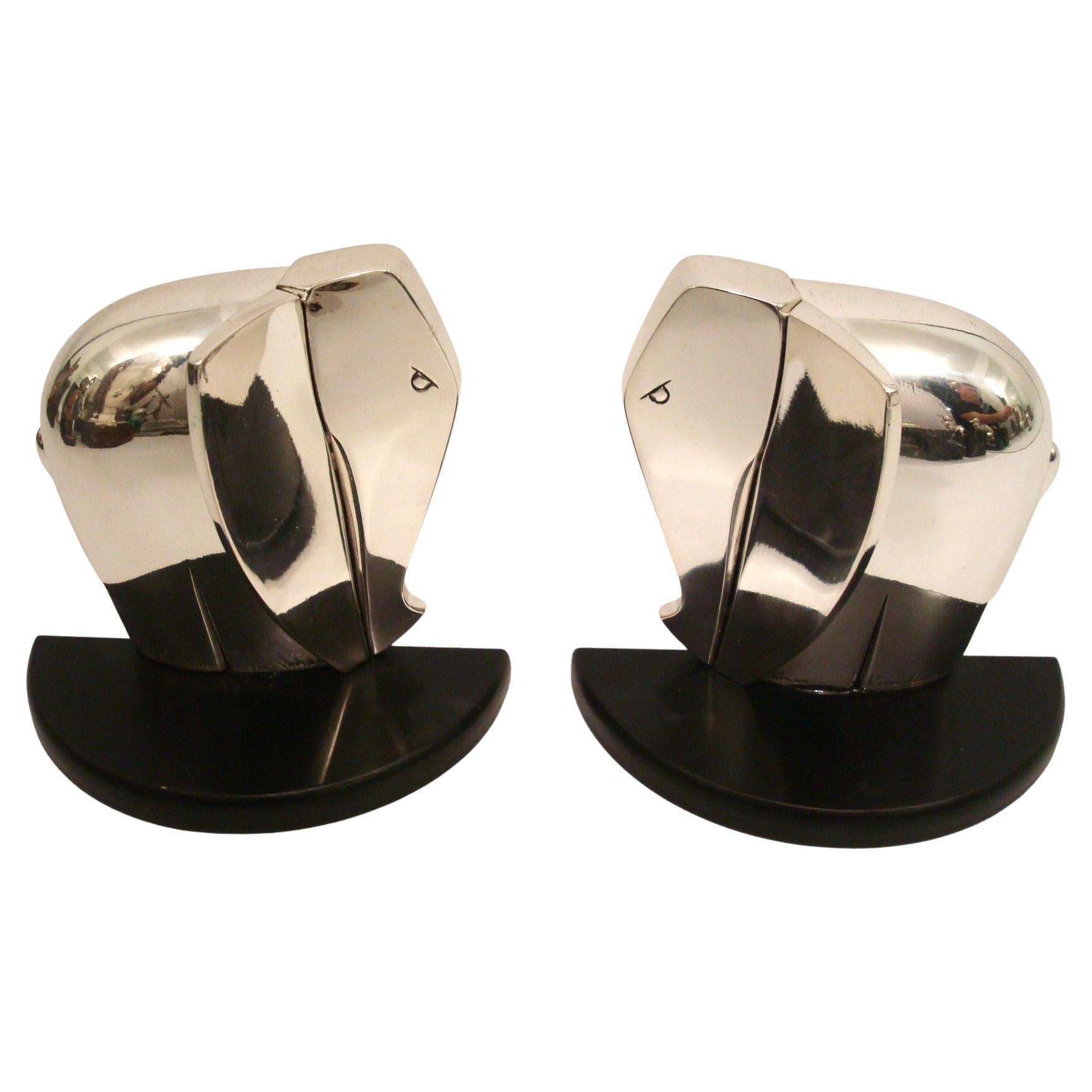 Art Deco / Kubistische Pierre Cardin Buchstützen Silber Elefanten Schwarzer Sockel, 1980