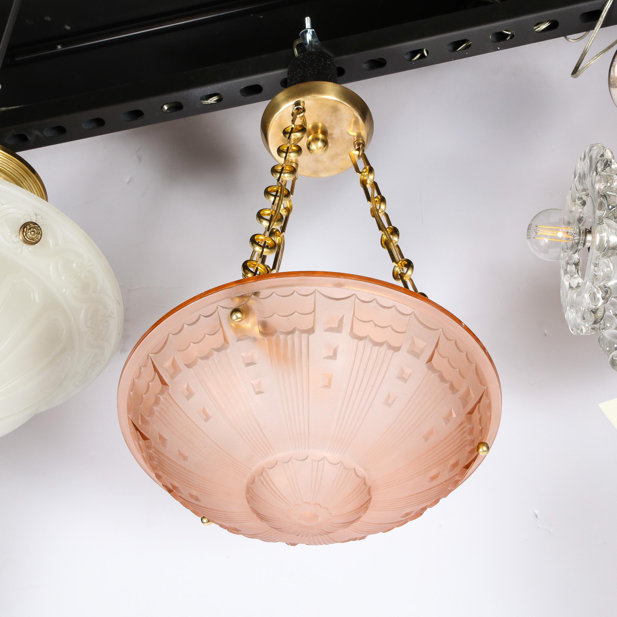 Lustre suspendu de style cubiste Art déco en rose dépolie avec raccords en laiton en vente 12