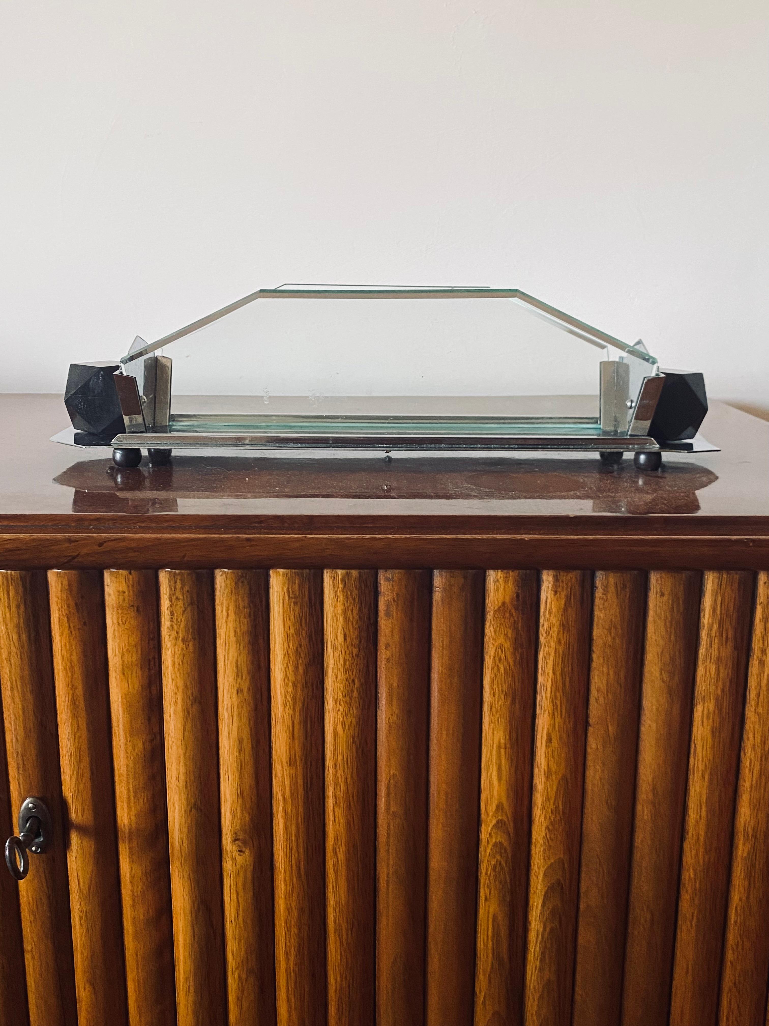 Centre de table Art Déco / vide poche

France 1930- 1940

verre, bois, métal

11 cm H

44,5 x 18 cm

Condit : très bien, conforme à l'âge et à l'utilisation. Petite bosse à peine visible, voir la dernière photo.