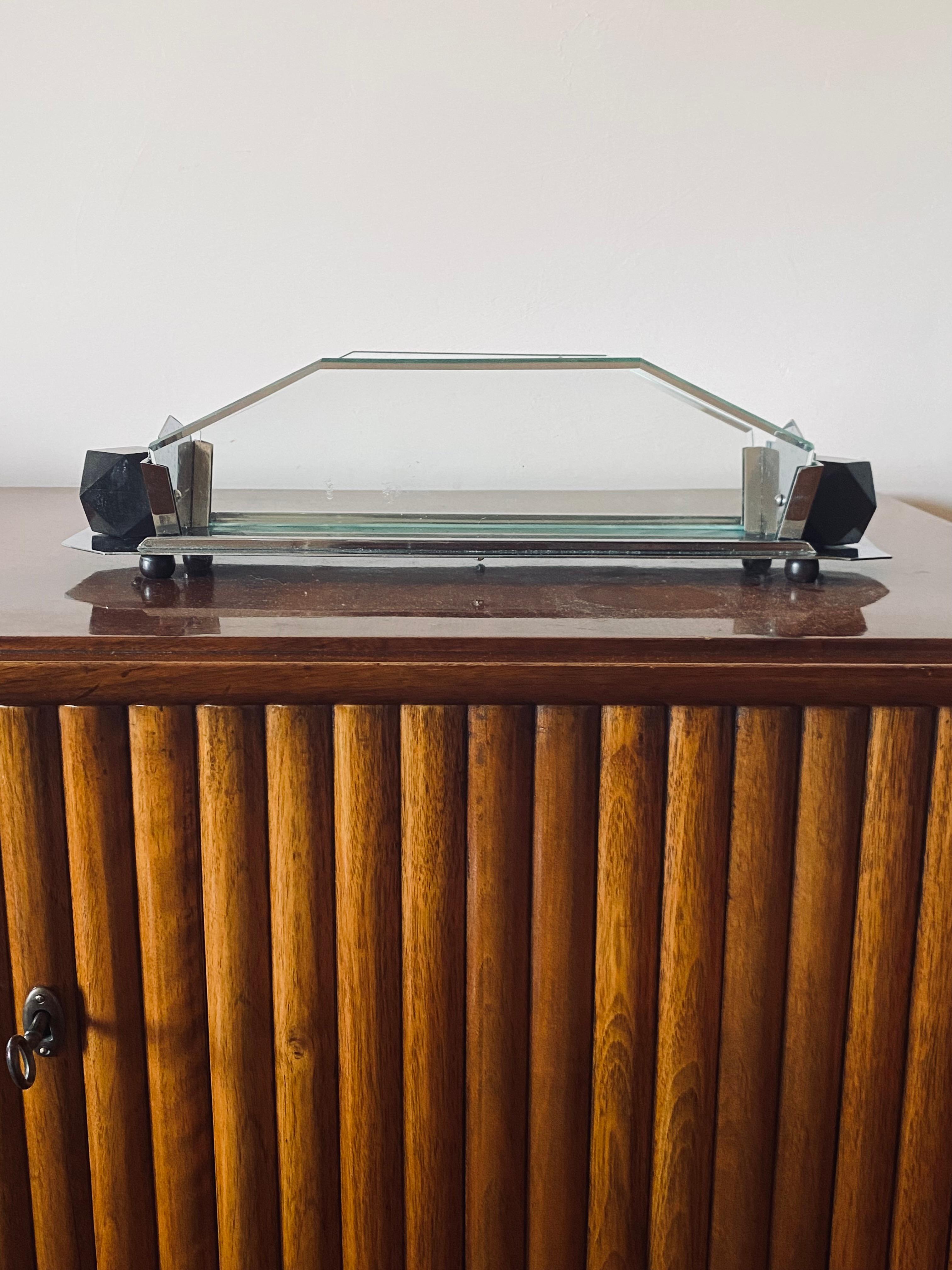 Centrotavola Art Deco / vide poche

Francia 1930- 1940

vetro, legno, metallo

Misure: 11 cm H.

44,5 x 18 cm

Condizioni: Molto buone, in linea con l'età e l'uso. Piccola ammaccatura appena visibile, vedi l'ultima foto.