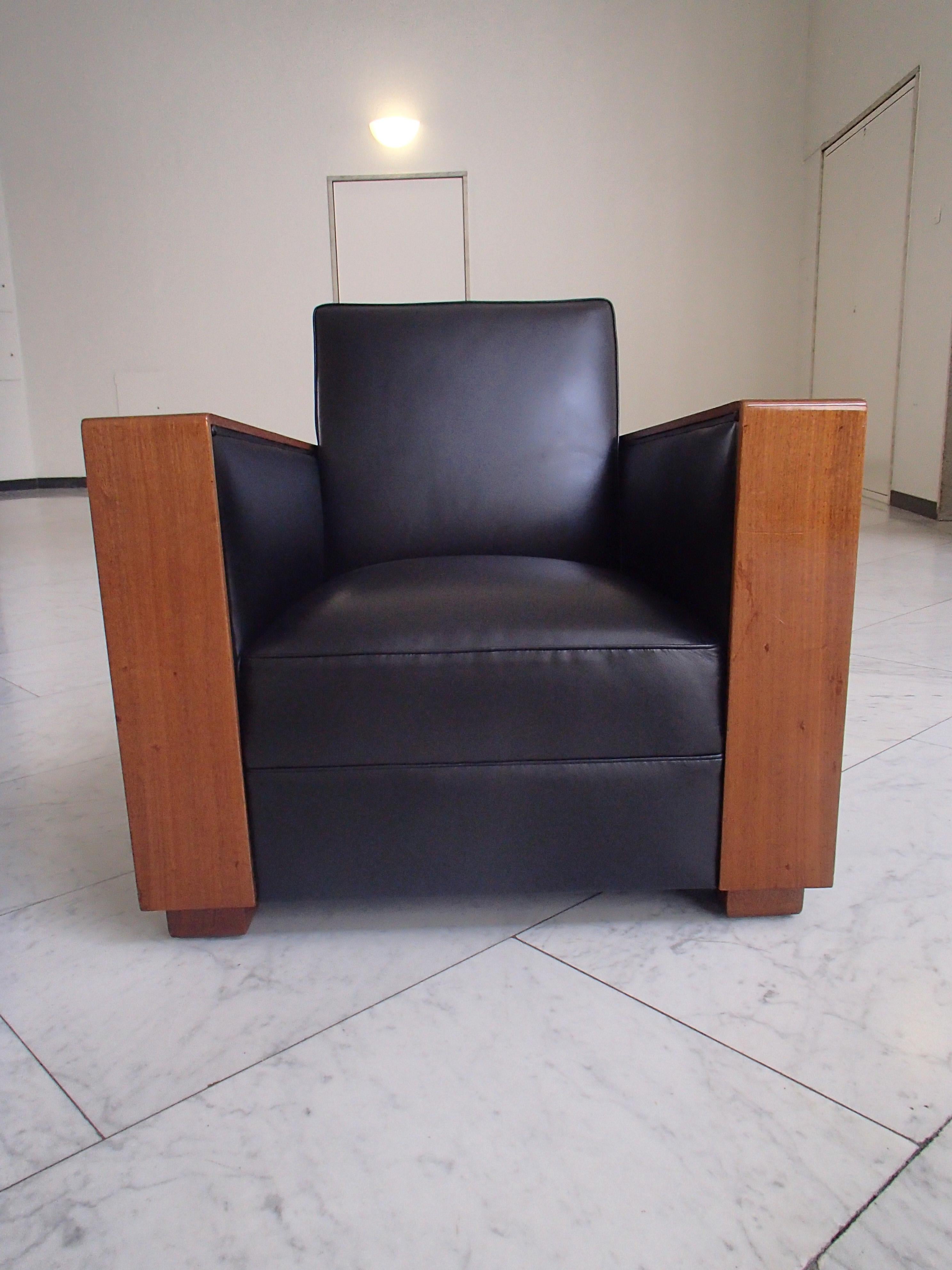 Fauteuil cubiste Art Déco en cuir noir avec accoudoirs en acajou, restauré de façon complexe, retapissé et recouvert de cuir.