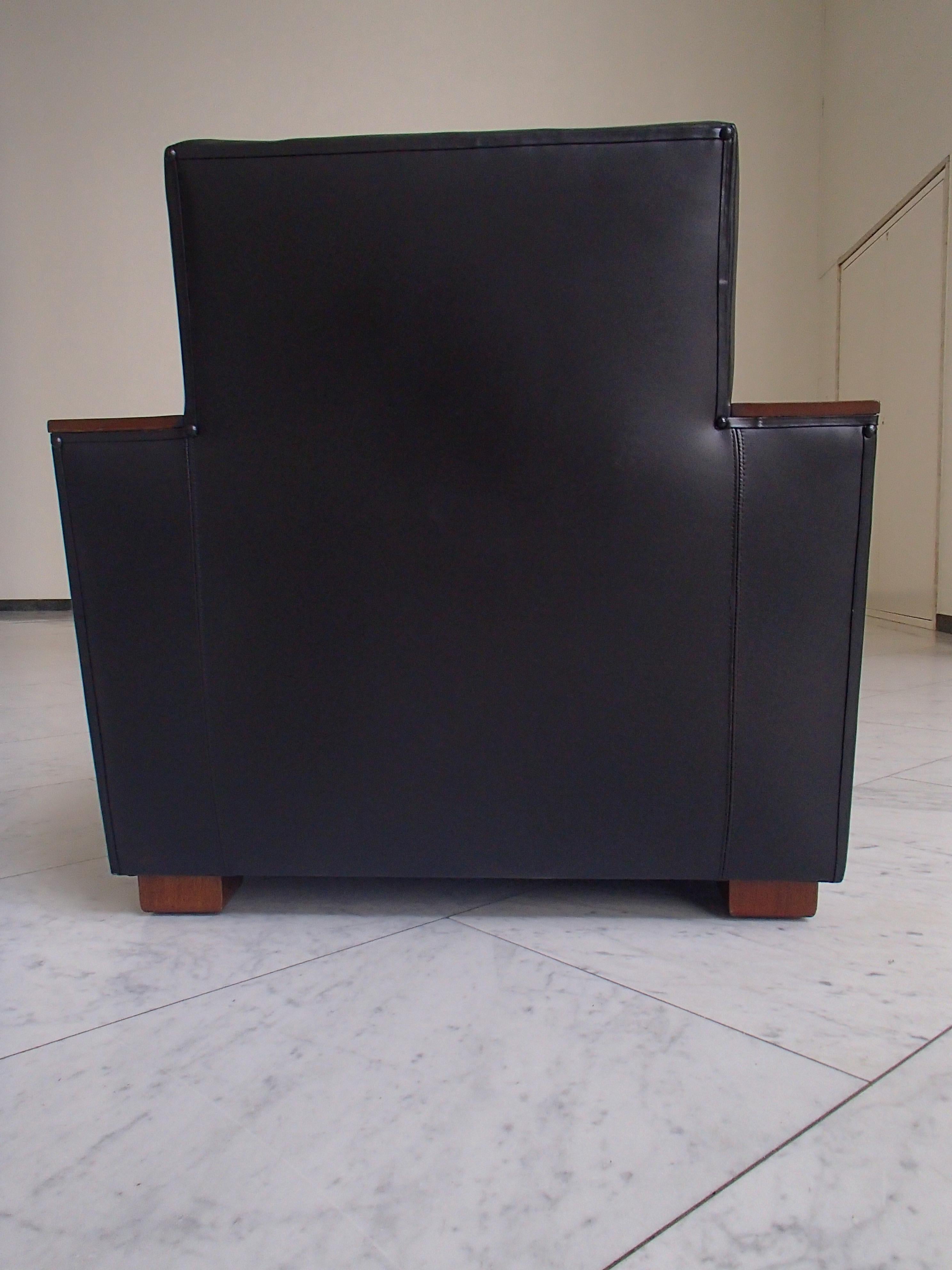 Français Fauteuil cubiste Art Déco en cuir noir avec accoudoirs en acajou en vente