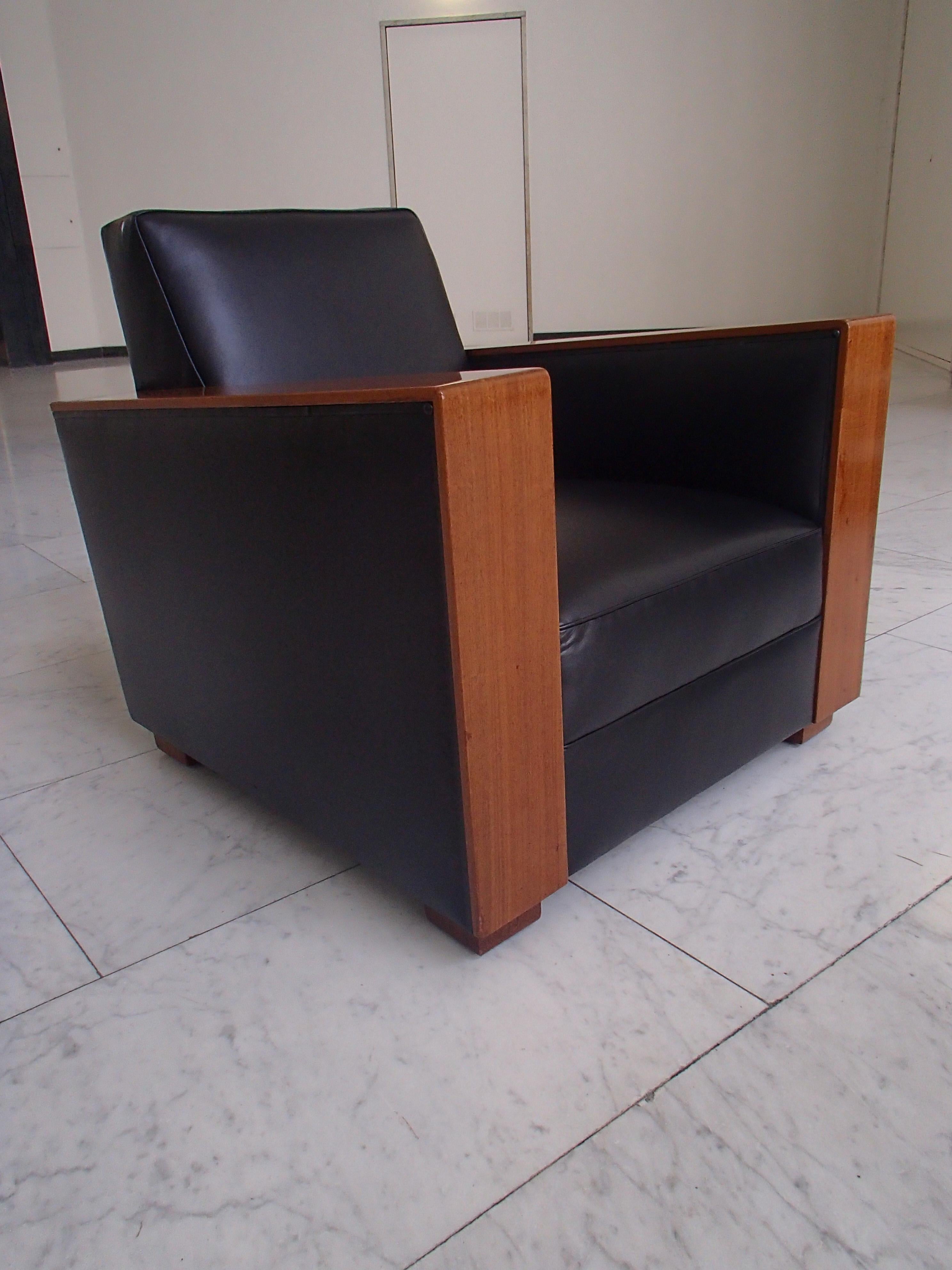 Milieu du XXe siècle Fauteuil cubiste Art Déco en cuir noir avec accoudoirs en acajou en vente