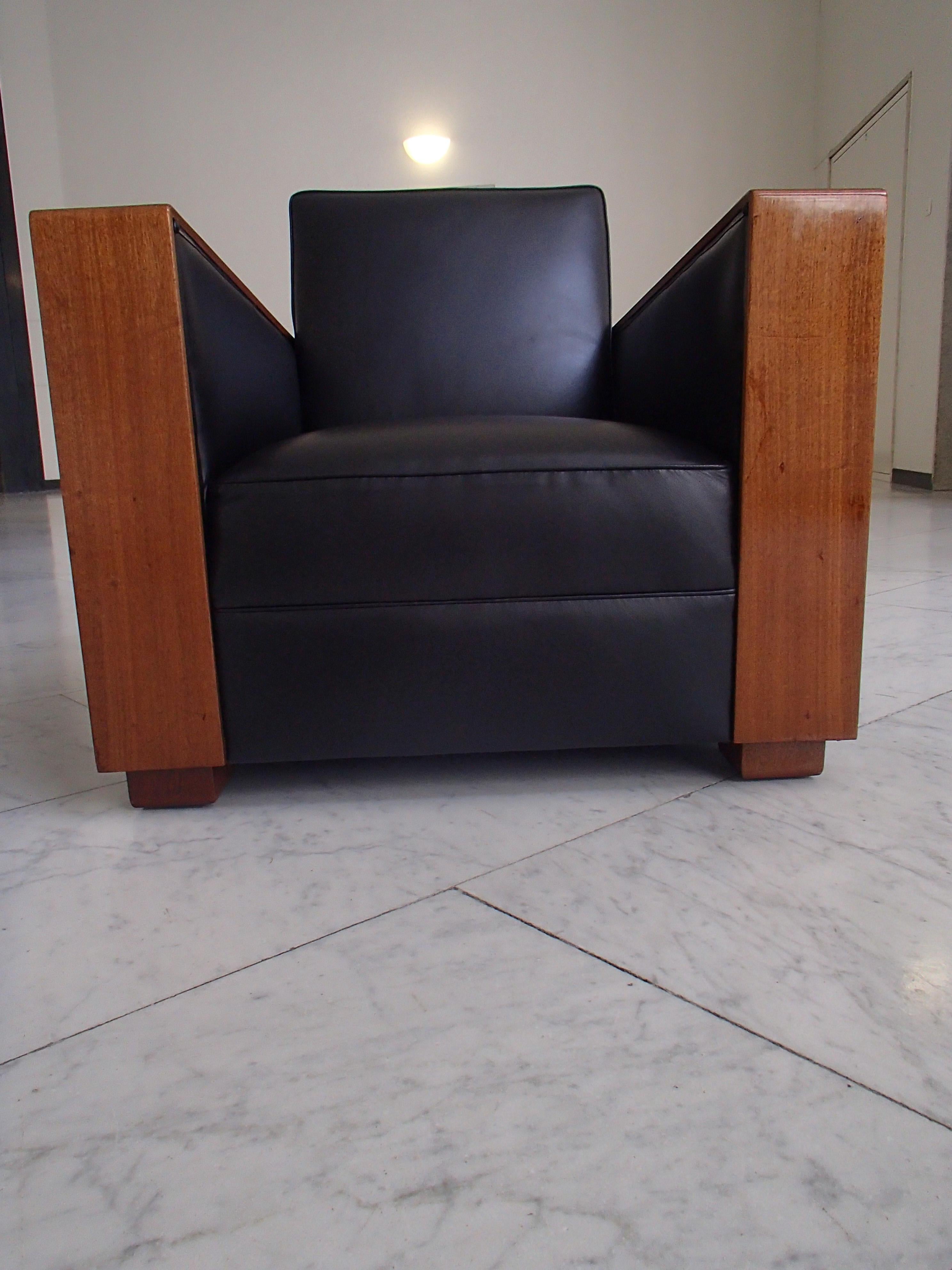 Fauteuil cubiste Art Déco en cuir noir avec accoudoirs en acajou en vente 1