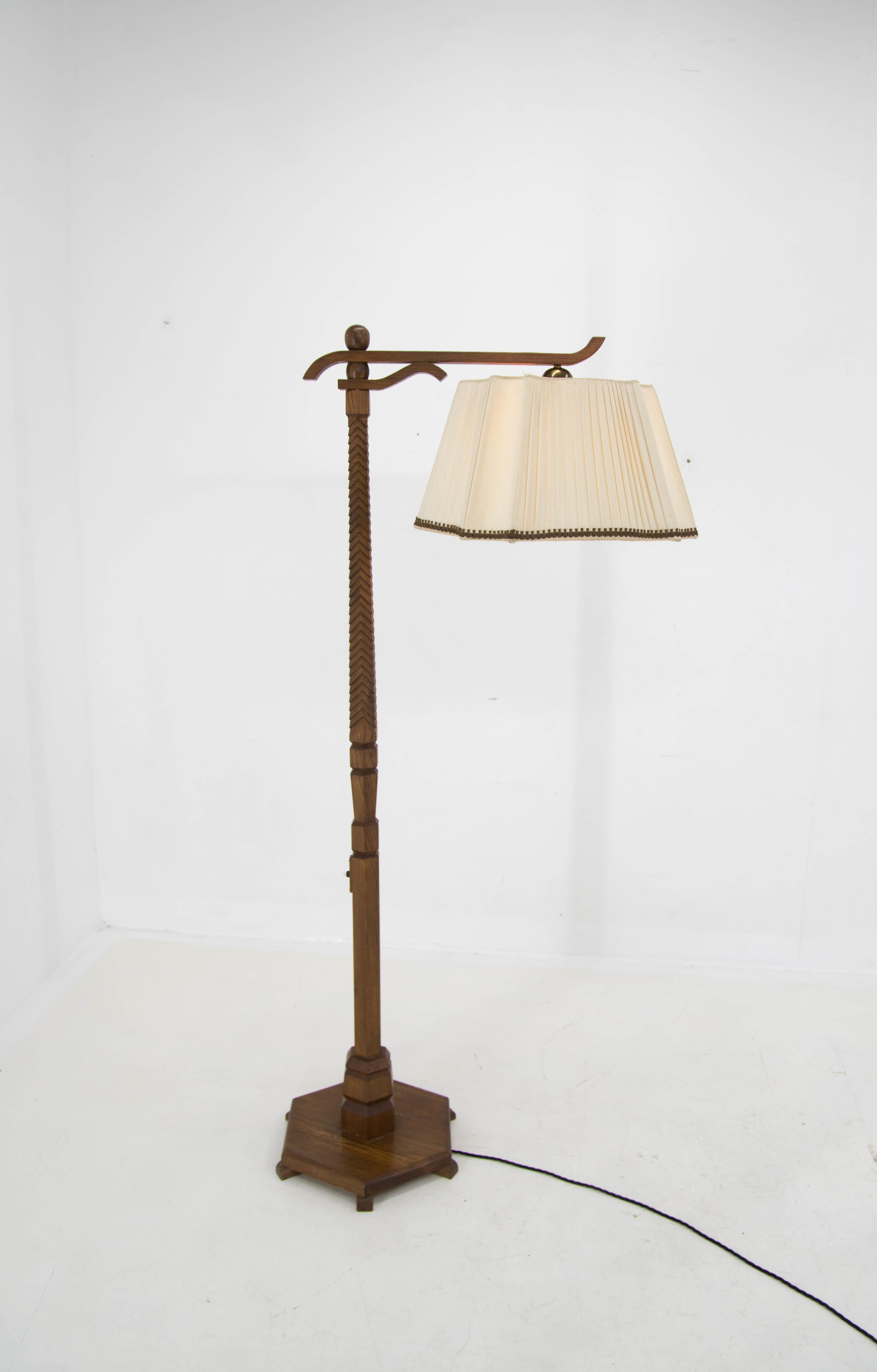 Rare Art Deco floor lamp with cubistic base and fabric shade.
Made in 1930s or 1940s
Very good condition.
Cleaned, rewired:
1x100W, E25-E27 bulb
US plug adapter included