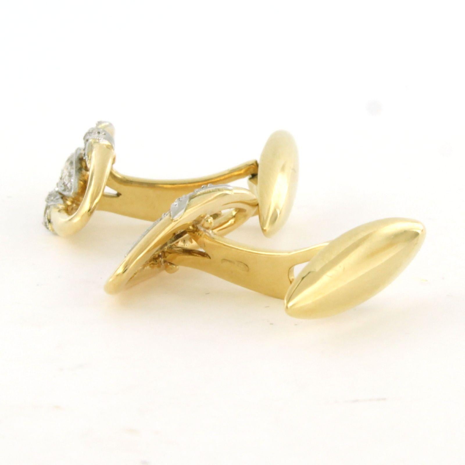 Gemelos de oro bicolor de 18k engastados con diamantes talla mina antigua y talla rosa de hasta 0,45 ct - G/H - SI

Descripción detallada:

La parte superior del gemelo es ovalada, de 2,1 cm por 9,1 mm de ancho.

Peso: 9.6 gramos

Set con:

- 10
